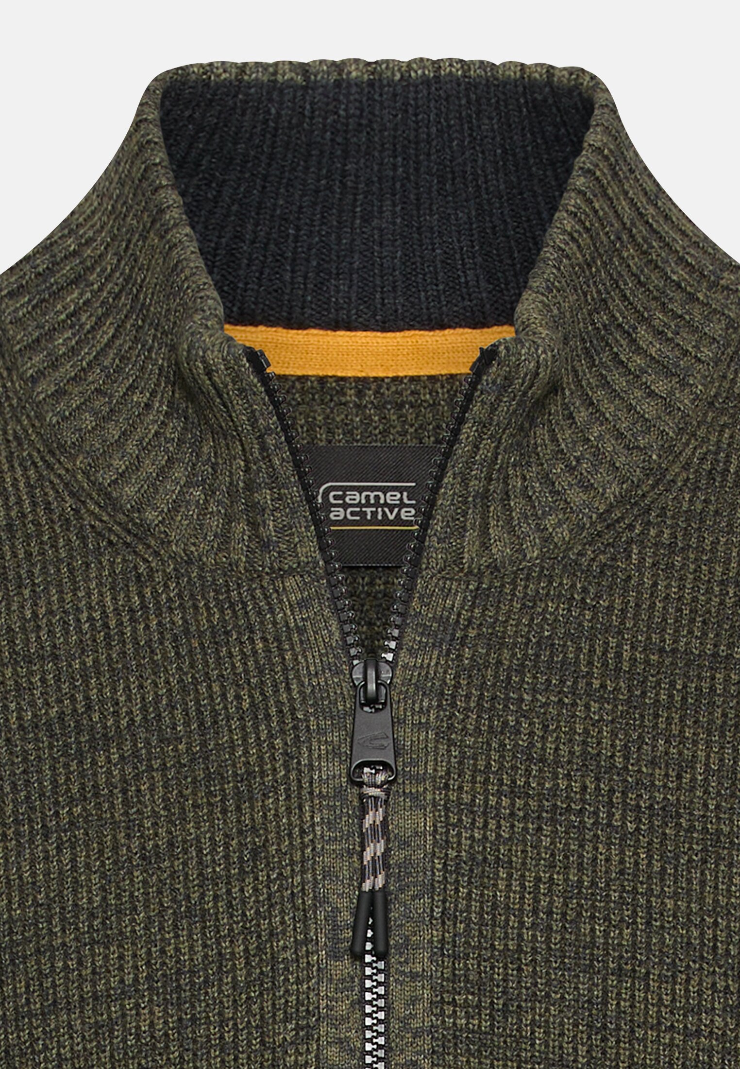 Herren Kerniger Strick-Pullover aus Baumwollgemisch Olivgrün vorne nah
