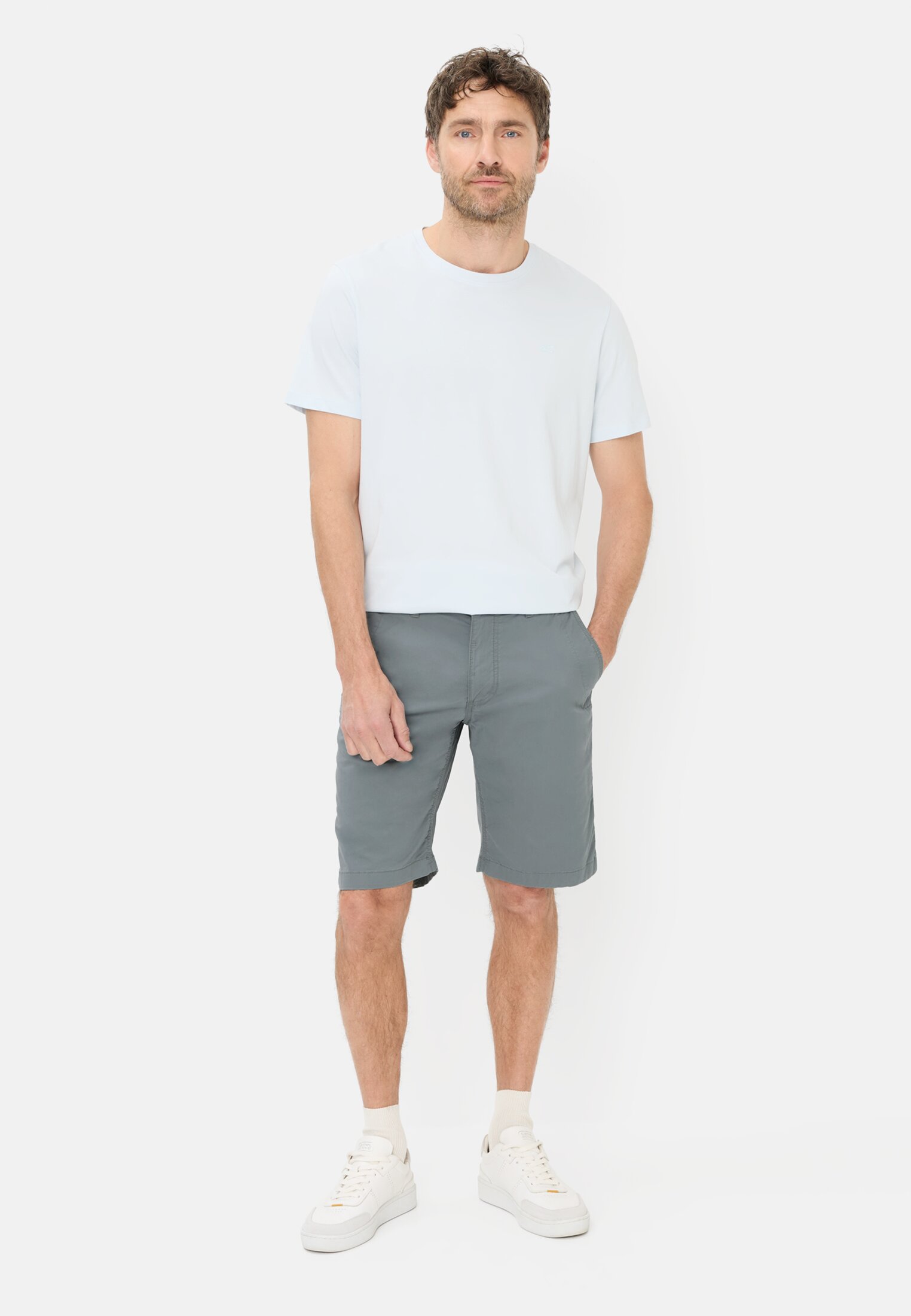 Herren Bermuda Shorts mit Reißverschluss Sturmblau getragen vorne Ganzkörper