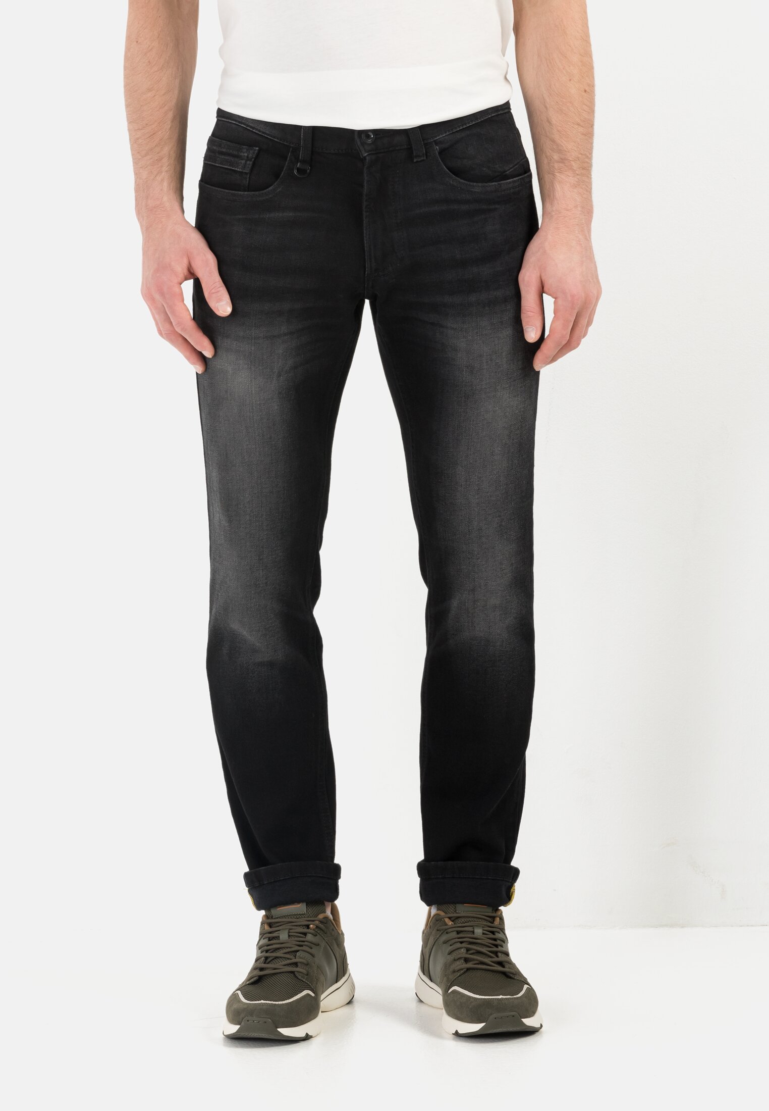 Herren Slim Fit fleXXXactive® 5-Pocket Jeans Dunkelgrau getragen vorn