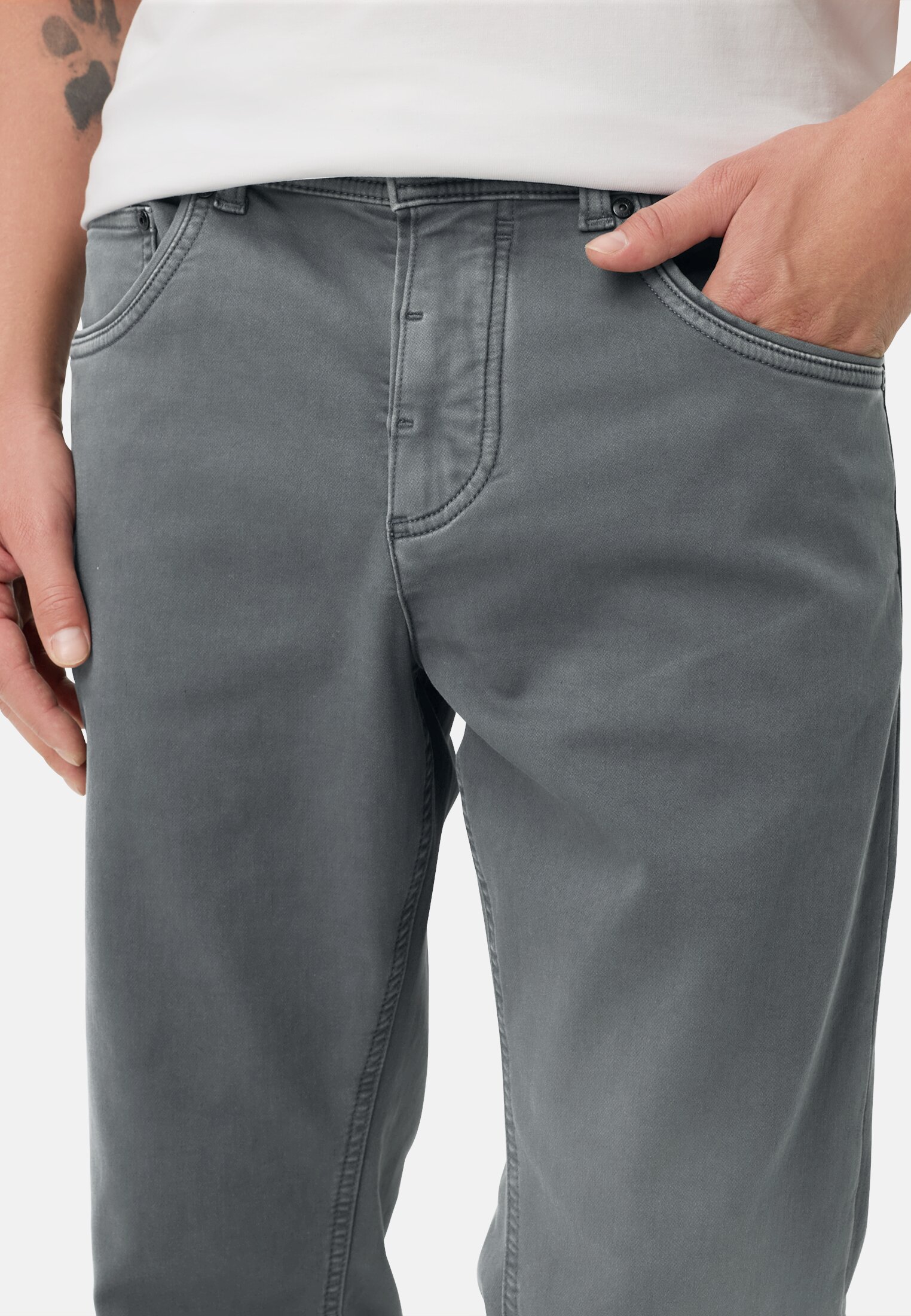 Heren Regular Fit fleXXXactive©broek Inktblauw gedragen detail dichtbij