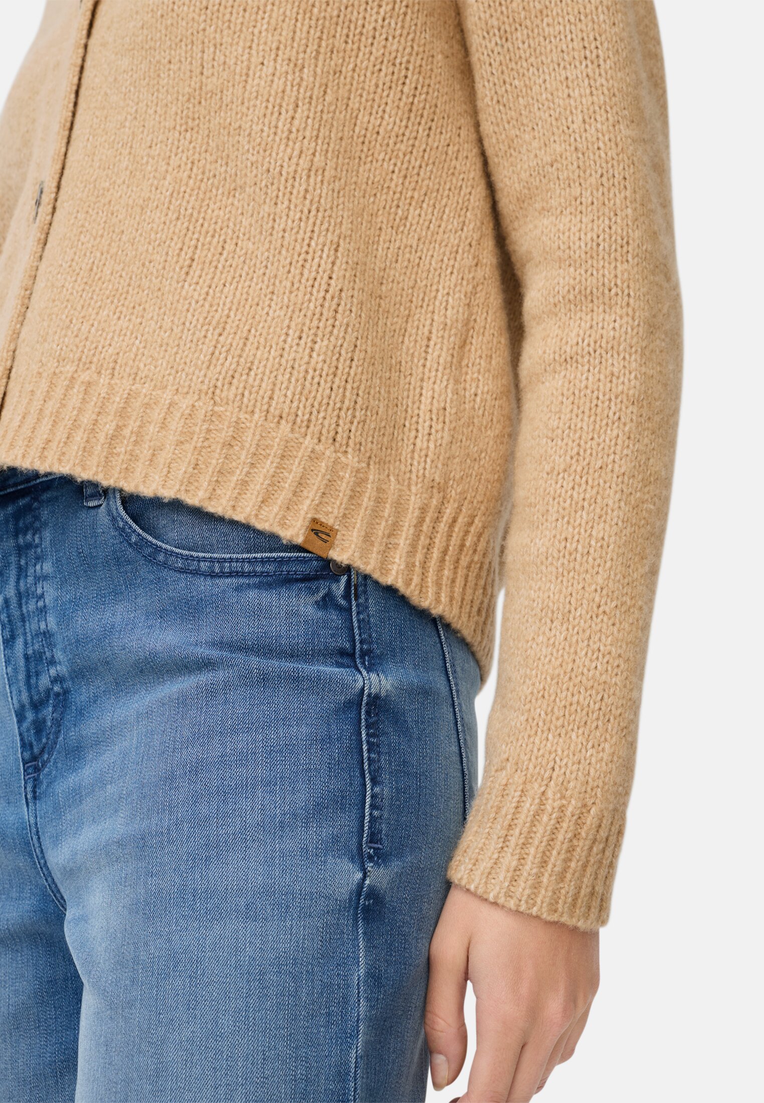 Damen Strickjacke mit Raglanärmeln und Knopfverschluss Karamell getragen detailliert nah
