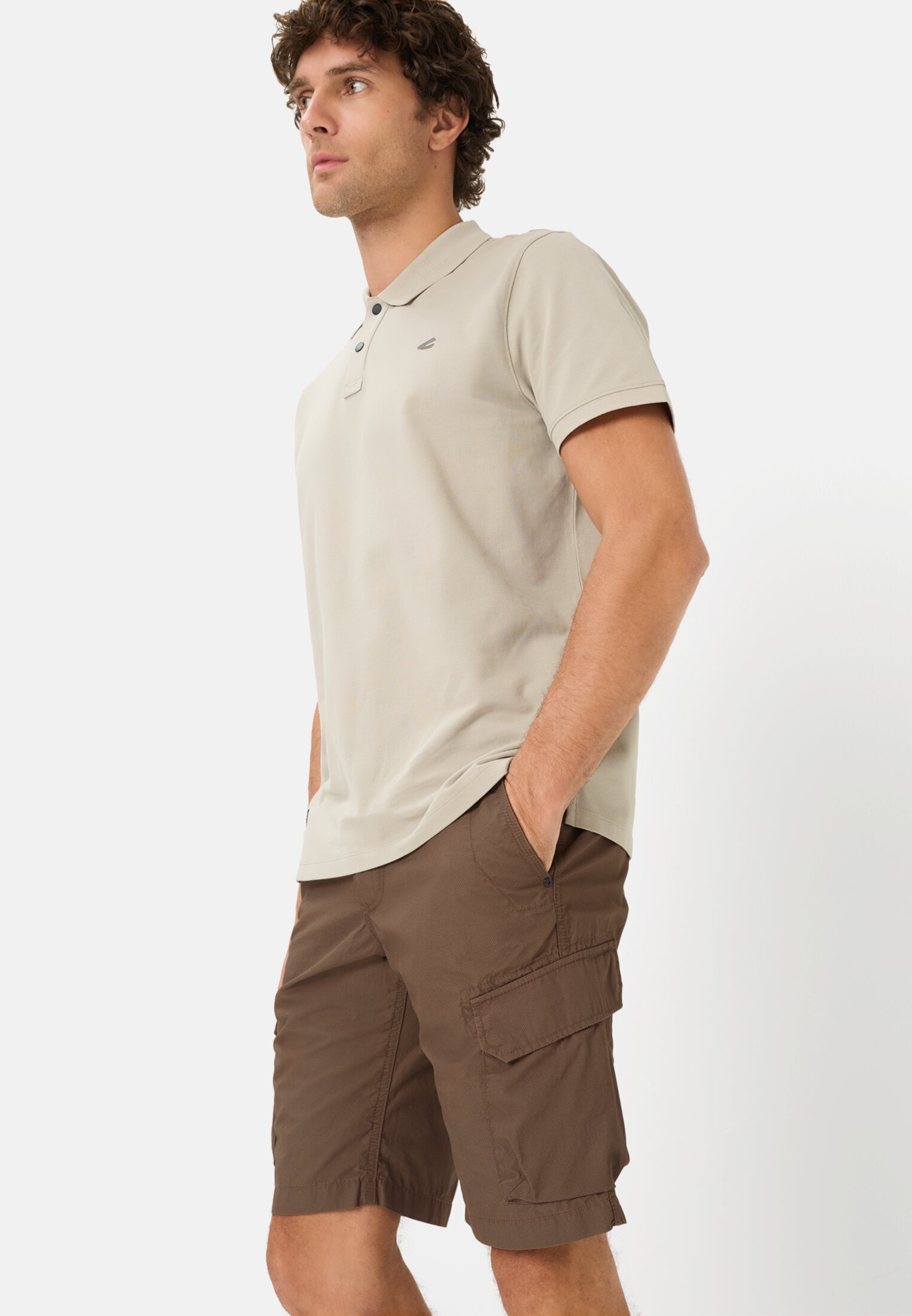 Herren Cargoshorts aus reiner Baumwolle Braun getragen emotional