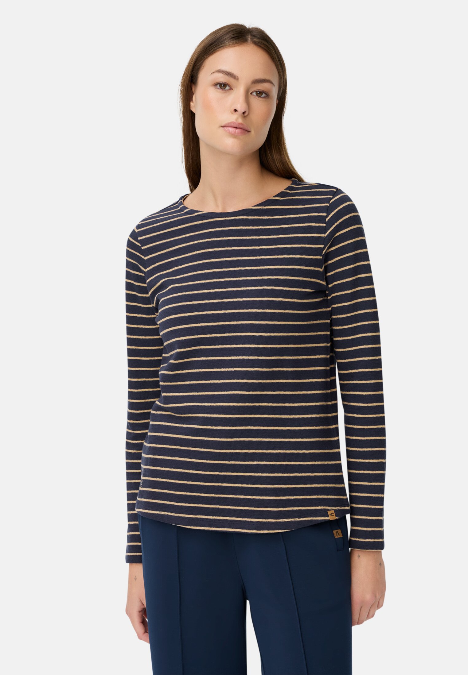 Women Long-sleeve T-shirt made of organic cotton Blue striped worn front