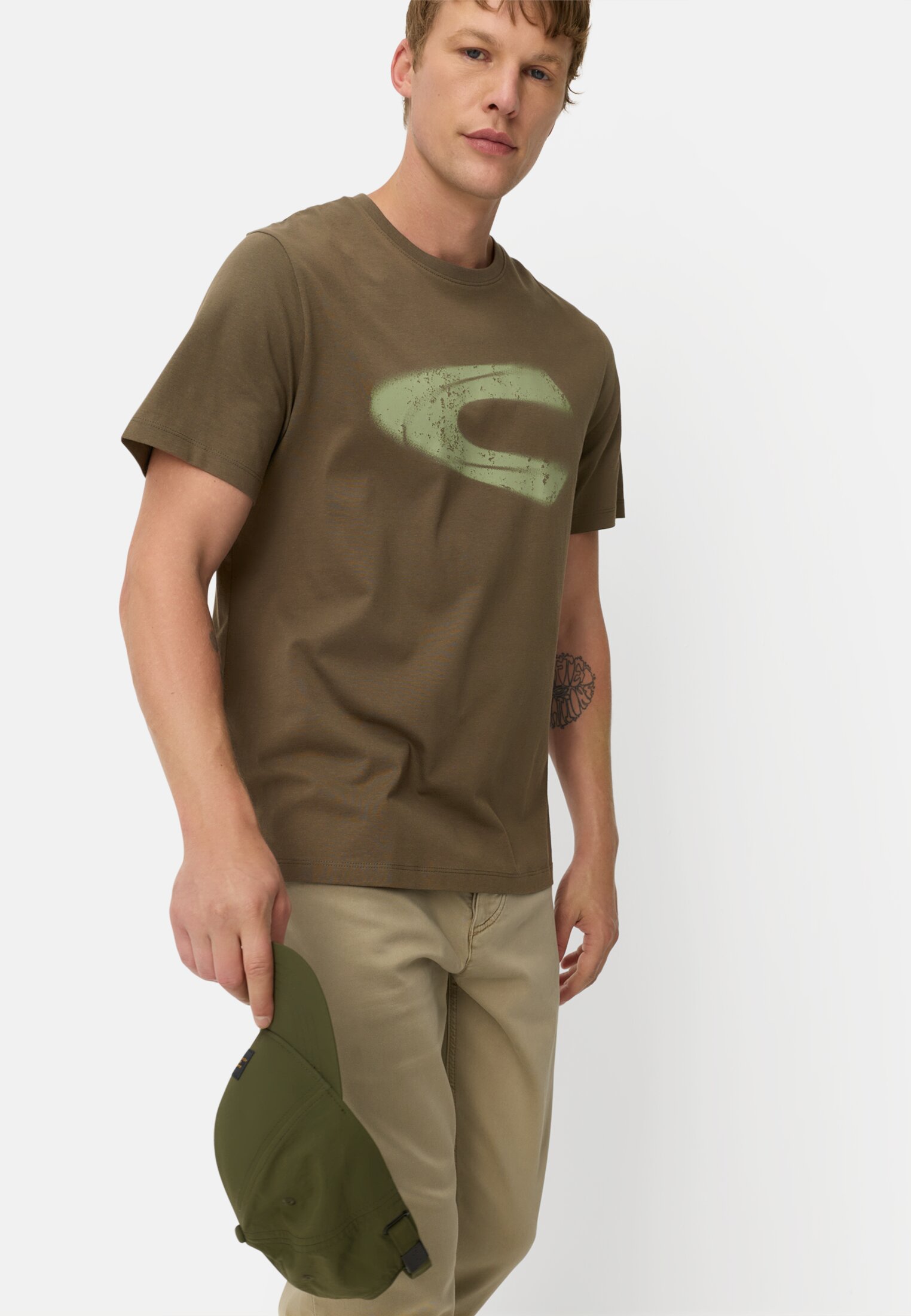Men T-shirt with logo print made of organic cotton Olive Green worn emotional