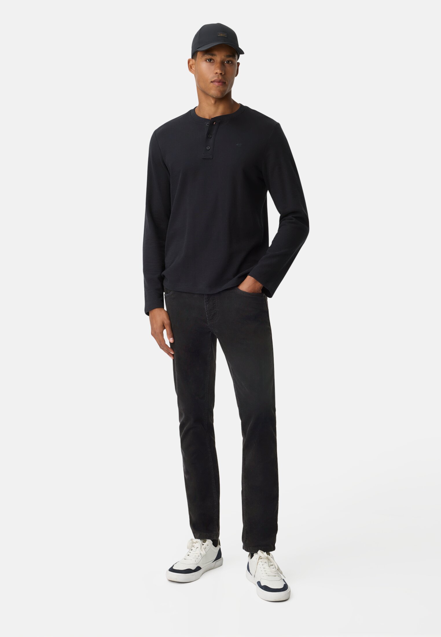 Herren 5-Pkt Regular Fit Hose aus Baumwollmix Navyblau getragen vorne Ganzkörper