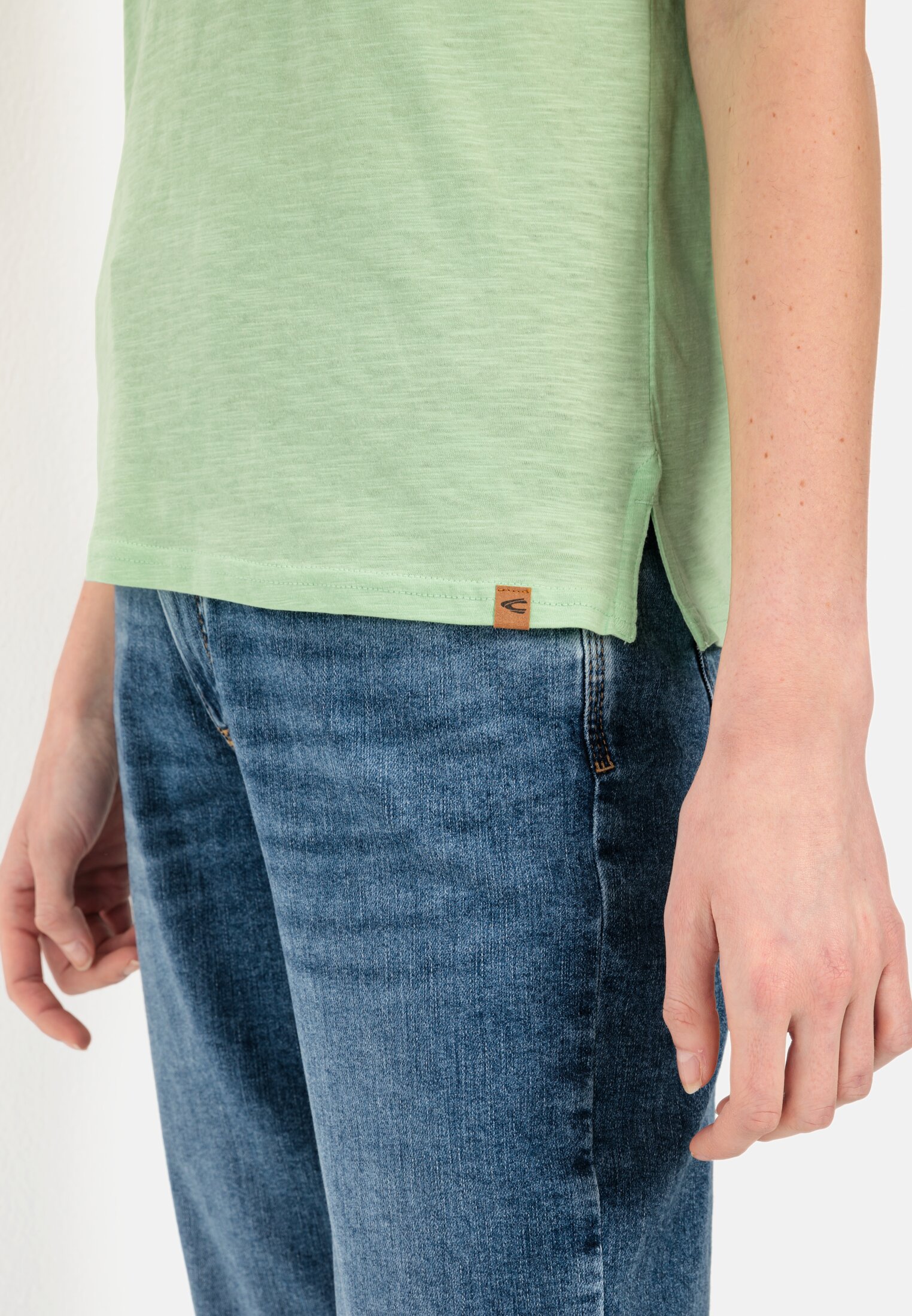 Damen T-Shirt mit Polokragen aus Organic Cotton Pistazie getragen detailliert nah