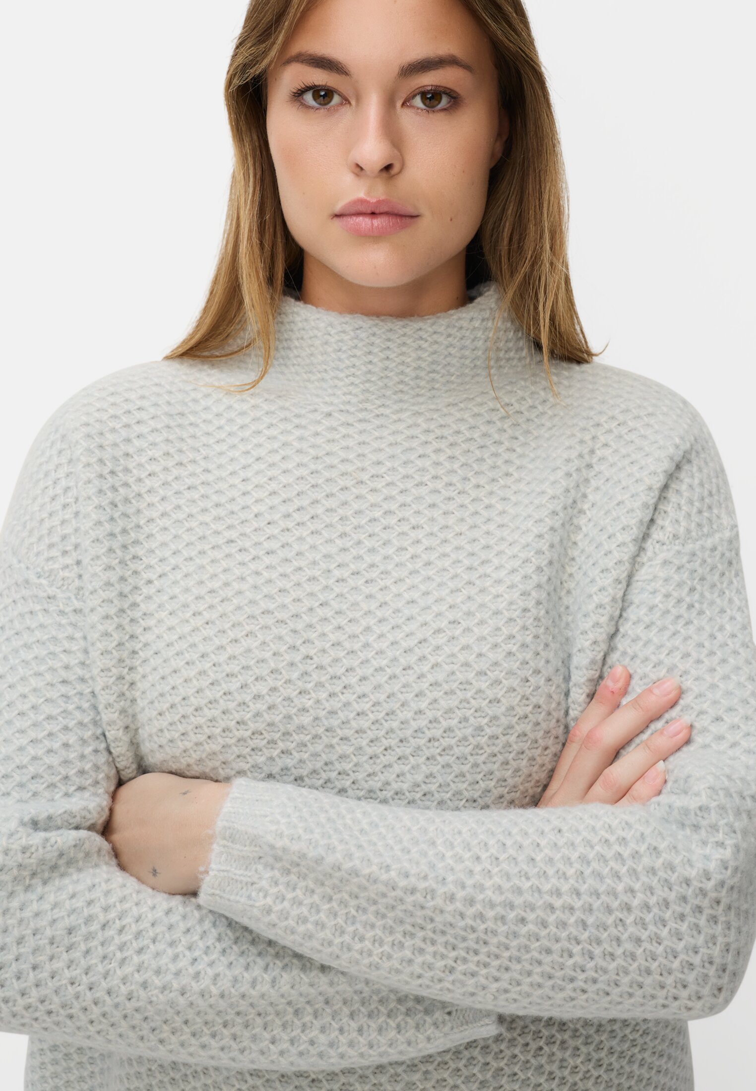 Damen Strickpullover mit überschnittenen Schultern Minze getragen detailliert nah