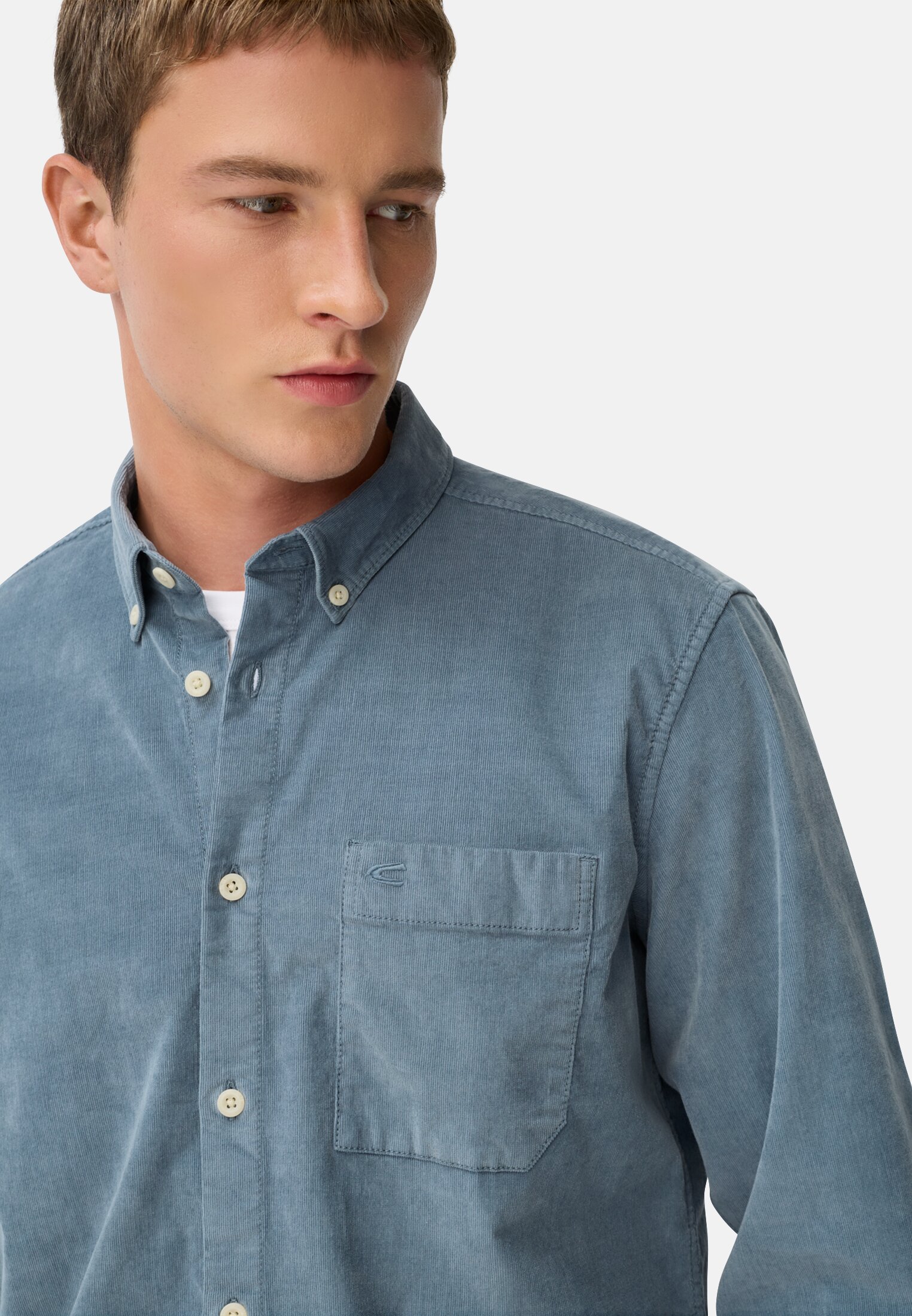Herren Langarm Shirt mit Button-Down-Kragen und Brusttasche Steinblau getragen detailliert nah