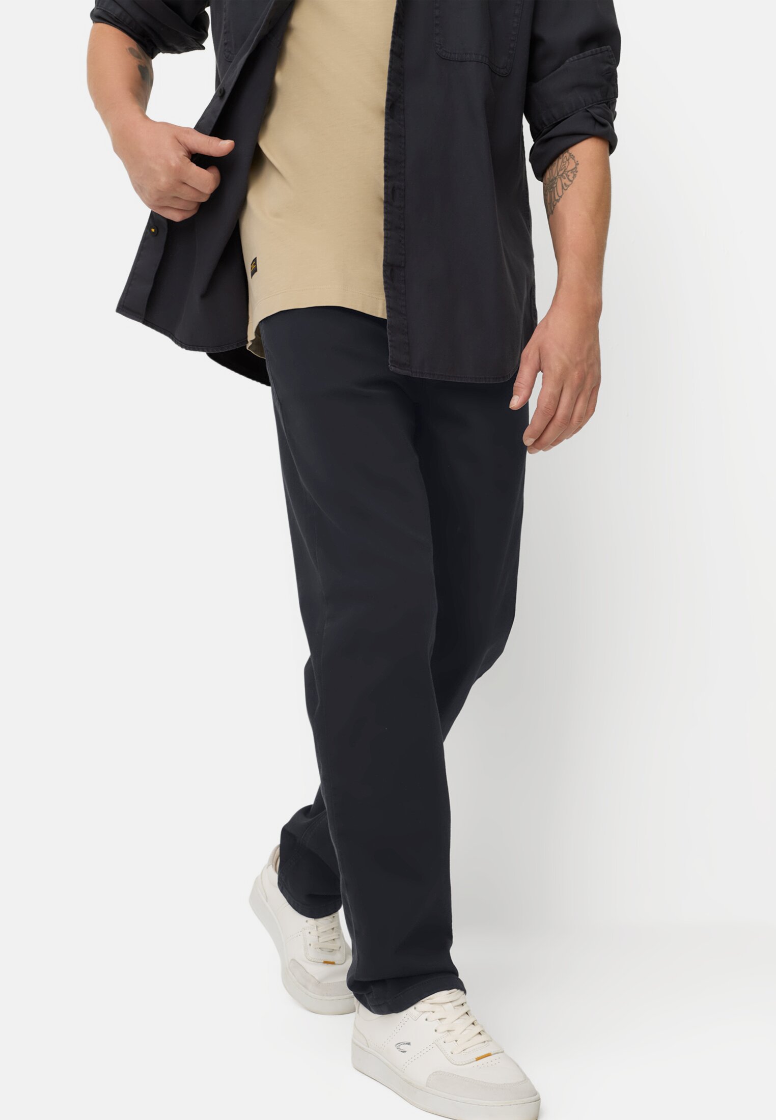 Heren Regular Fit fleXXXactive©broek Donkerblauw gedragen emotional