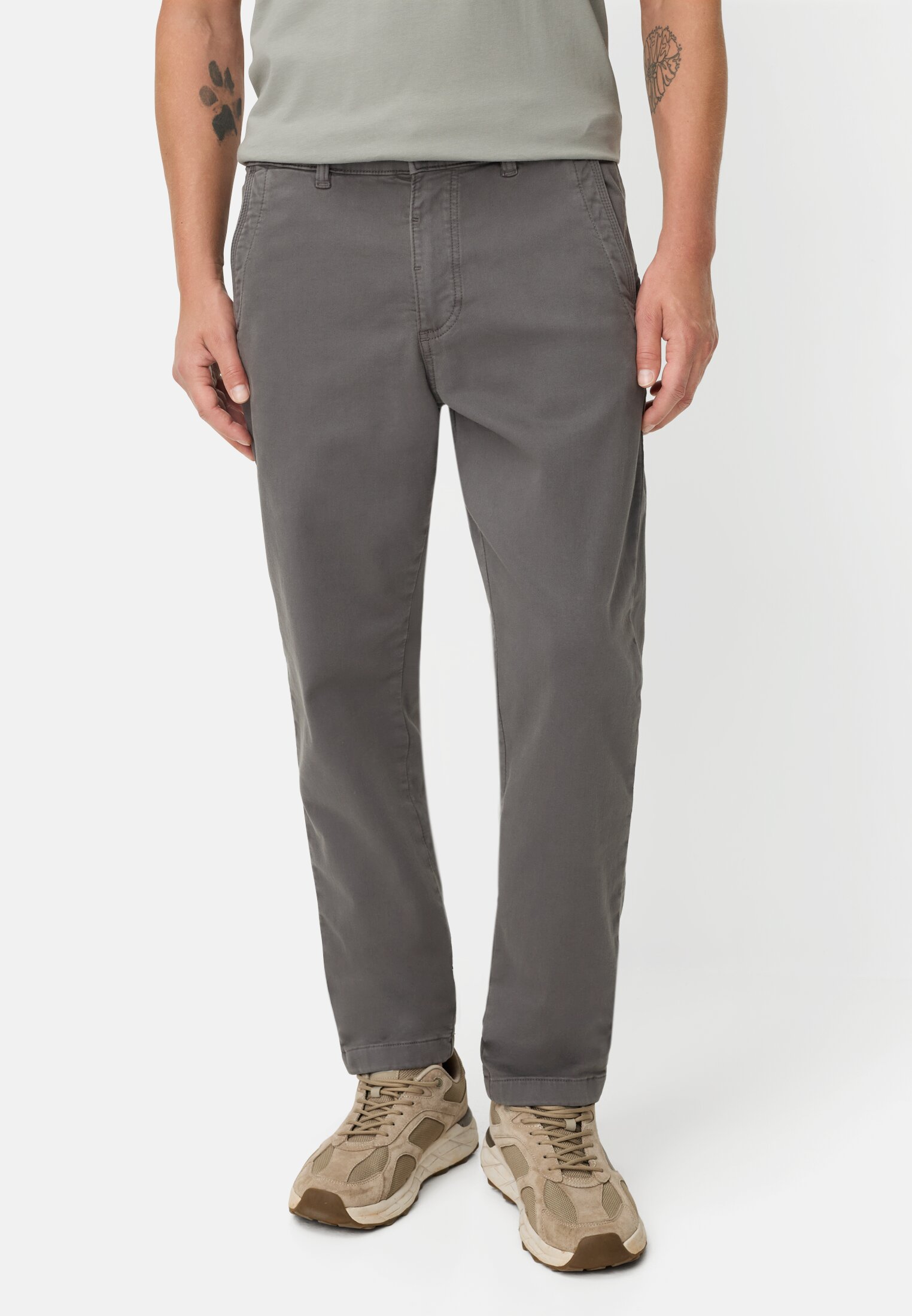 Heren fleXXXactive® Regular Fit Explorer Chino gedragen voor