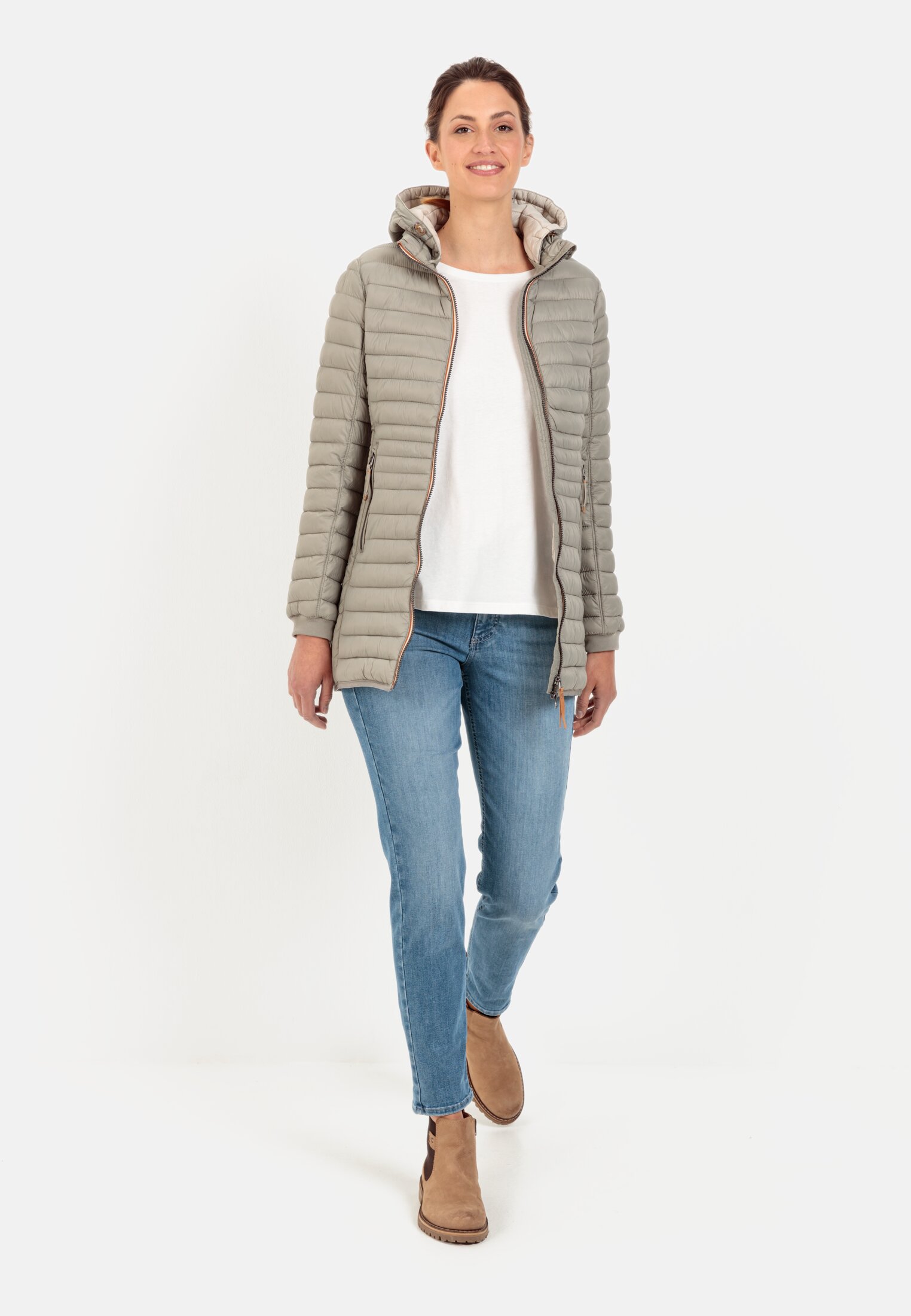 Damen Lange Steppjacke mit abnehmbarer Kapuze Grün getragen vorne Ganzkörper