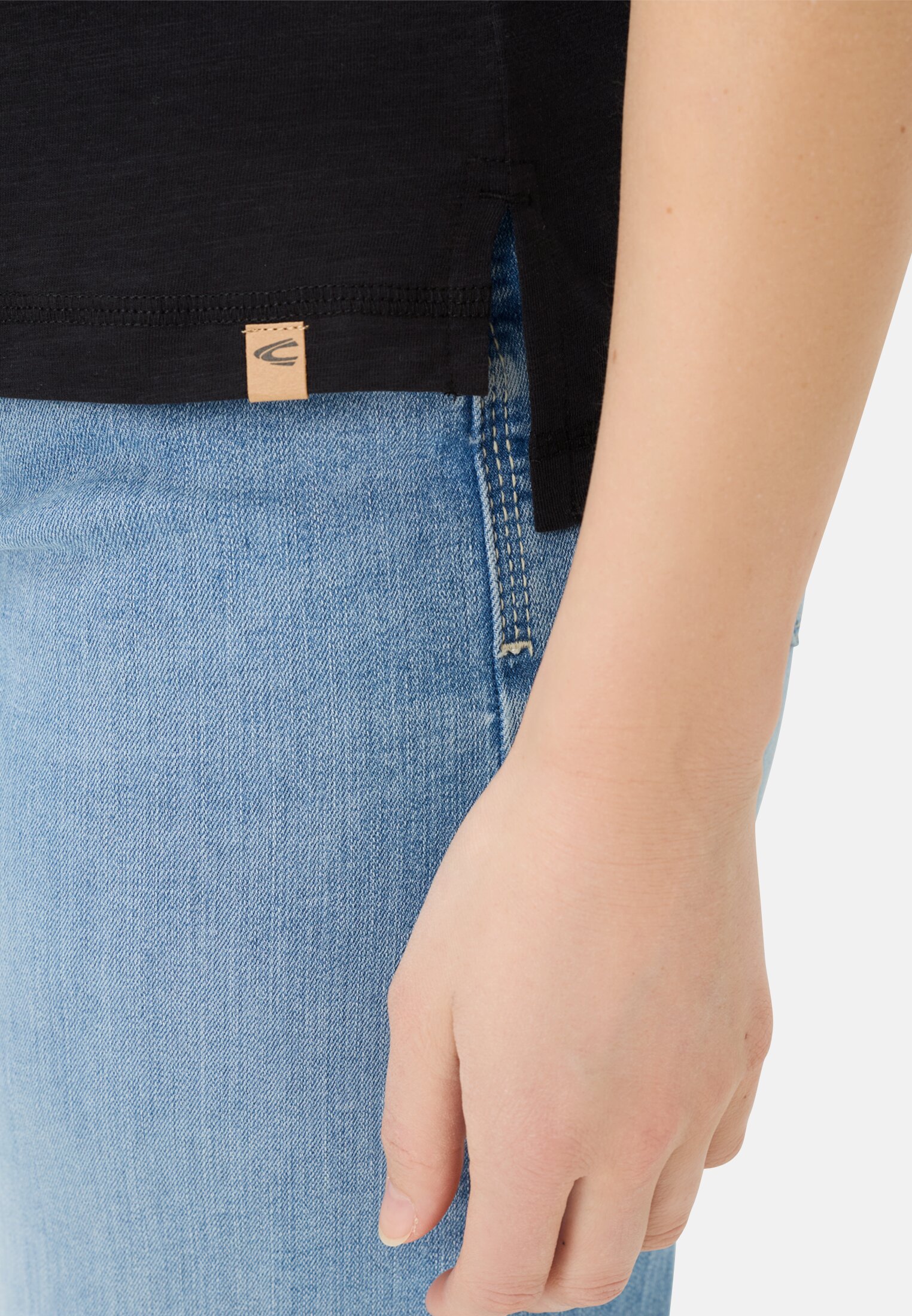 Damen T-Shirt aus 100% Baumwolle Kaviar getragen detailliert nah