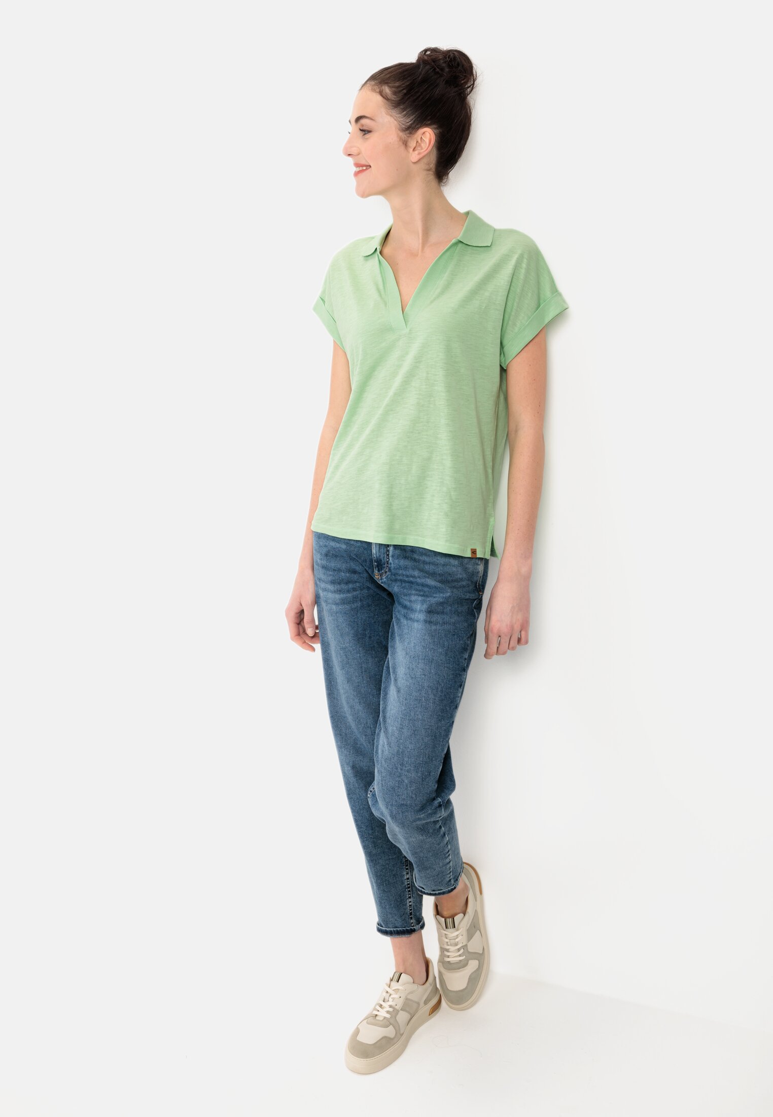 Damen T-Shirt mit Polokragen aus Organic Cotton Pistazie getragen vorne Ganzkörper