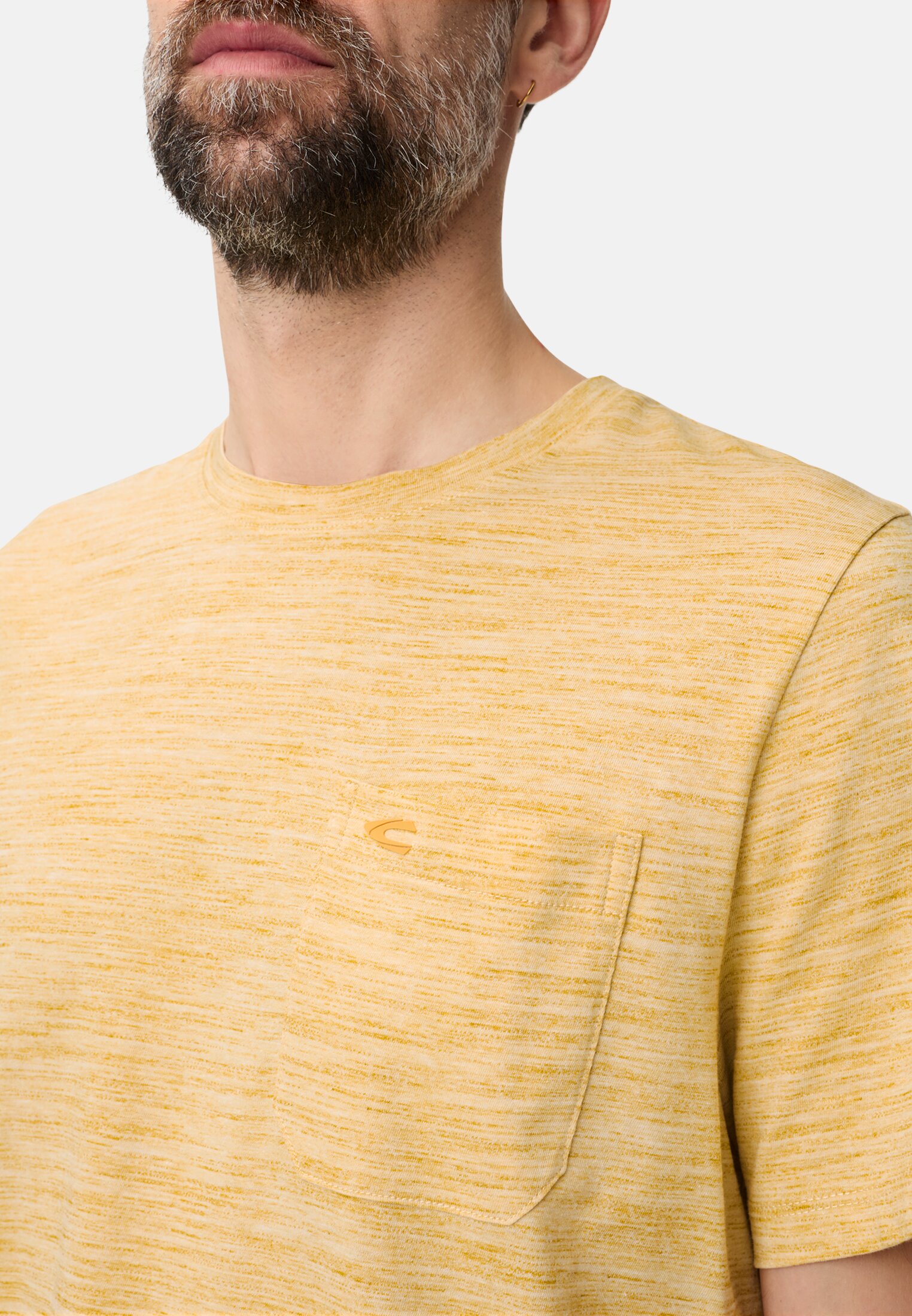 Heren T-shirt met Quick Dry functie Zonnegeel gedragen detail dichtbij