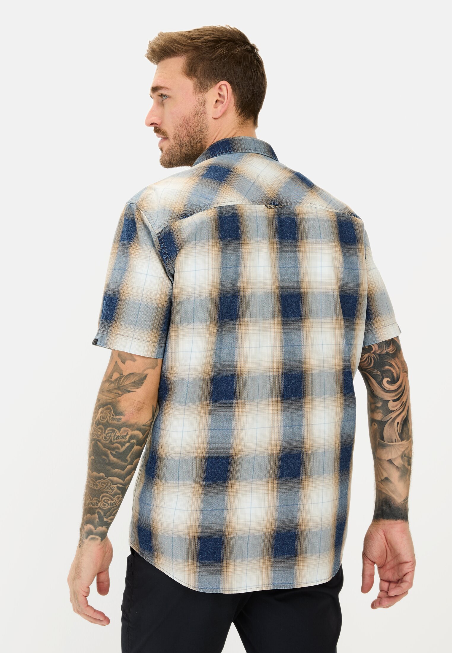 MI_09252-5S52-48_M2-00 Herren Kurzarmhemd mit Karomuster Blau getragen hinten