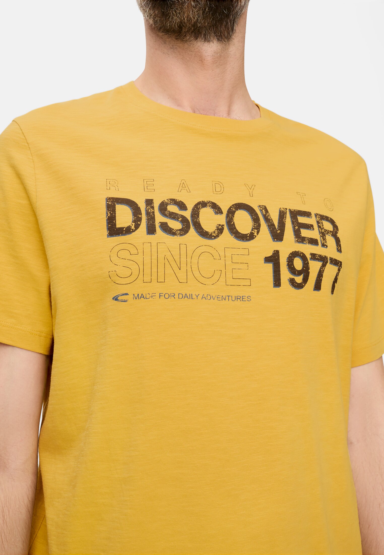 Men T-shirt made of pure cotton Sun Yellow worn detail close