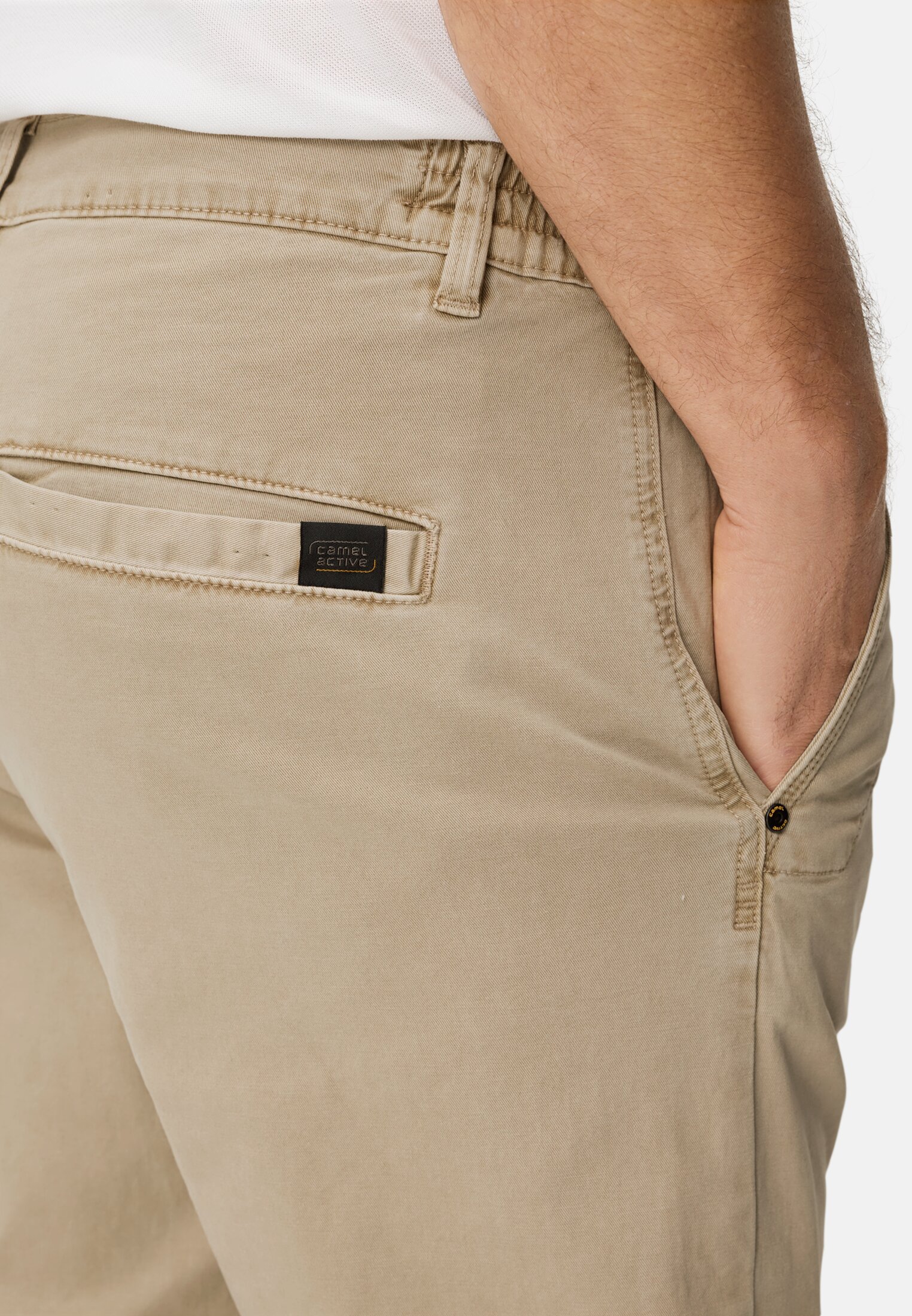 Heren Chinobroek met elastische tailleband Beige gedragen detail dichtbij  