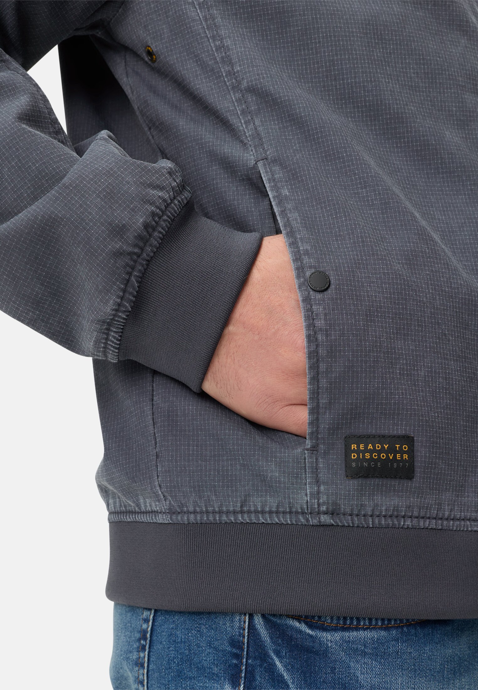 Heren Blouson met bomberkraag van ribstop Donkerblauw gedragen detail dichtbij  