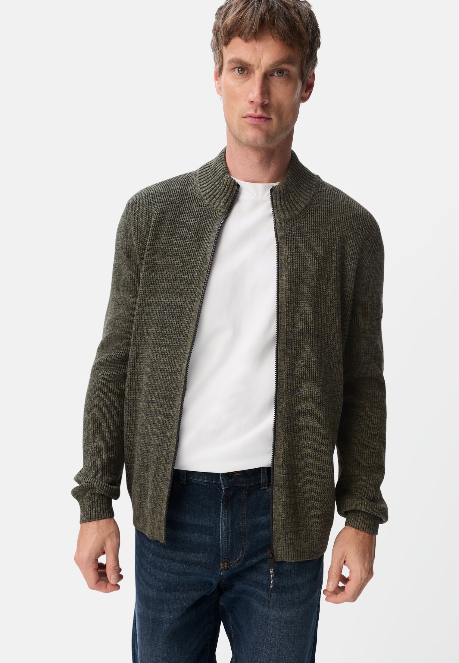 Herren Kernige Strickjacke aus Baumwollgemisch Olivgrün getragen emotional