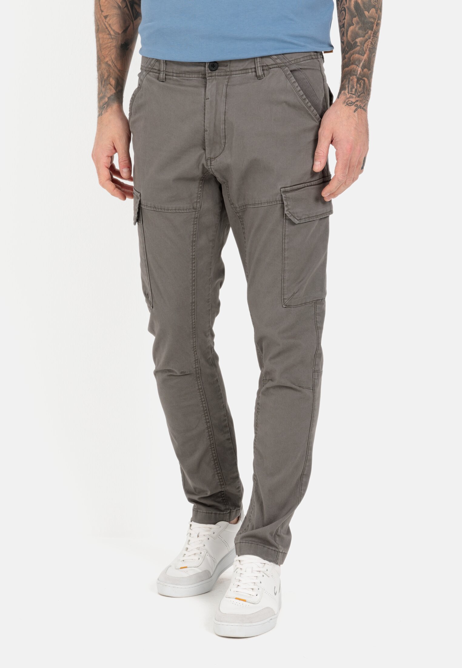 Men Tapered fit cargo pants Grey worn front