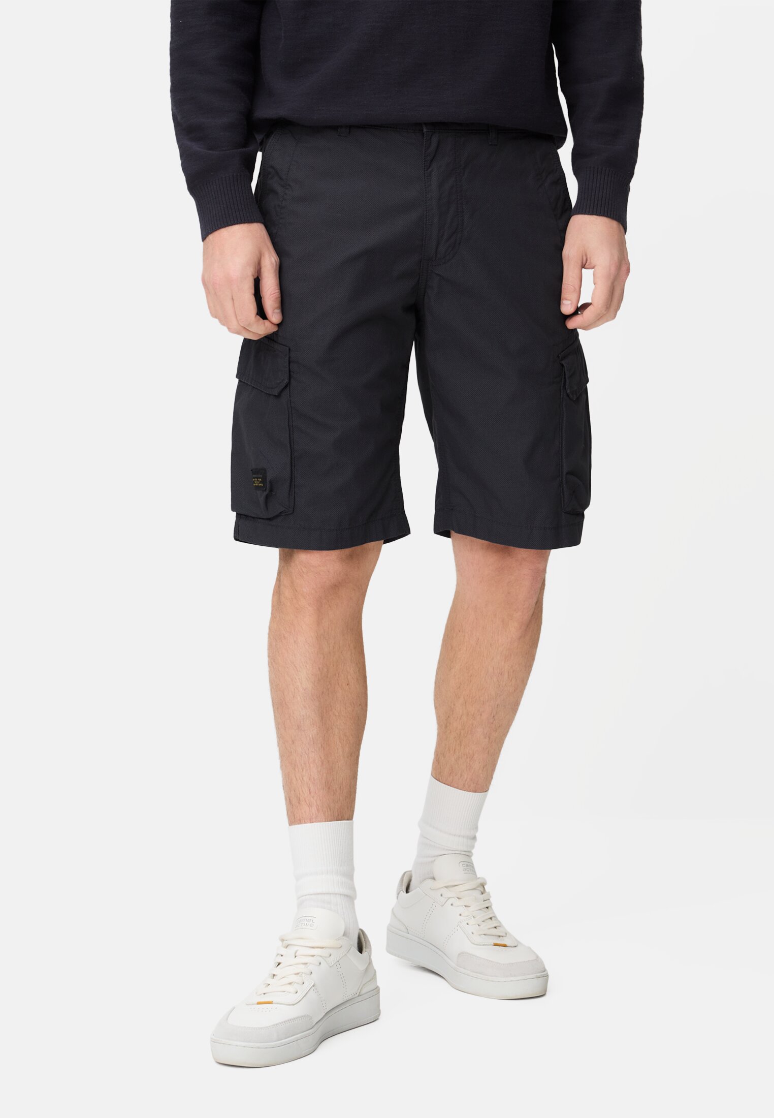 Men Cargoshorts made of pure cotton Dark Blue worn front