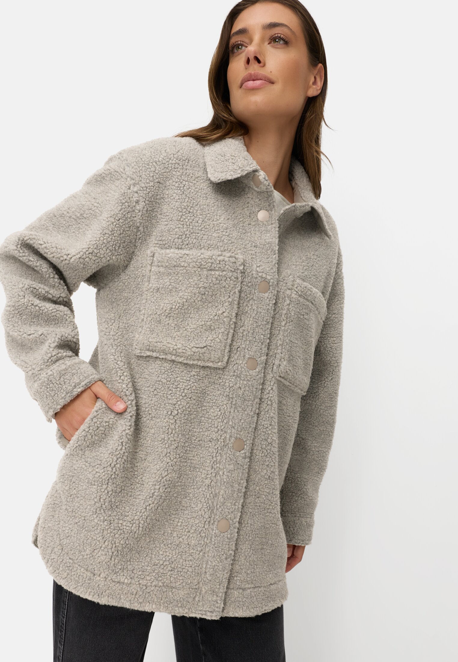 Damen Teddyblazer mit Seitentaschen Beige getragen emotional