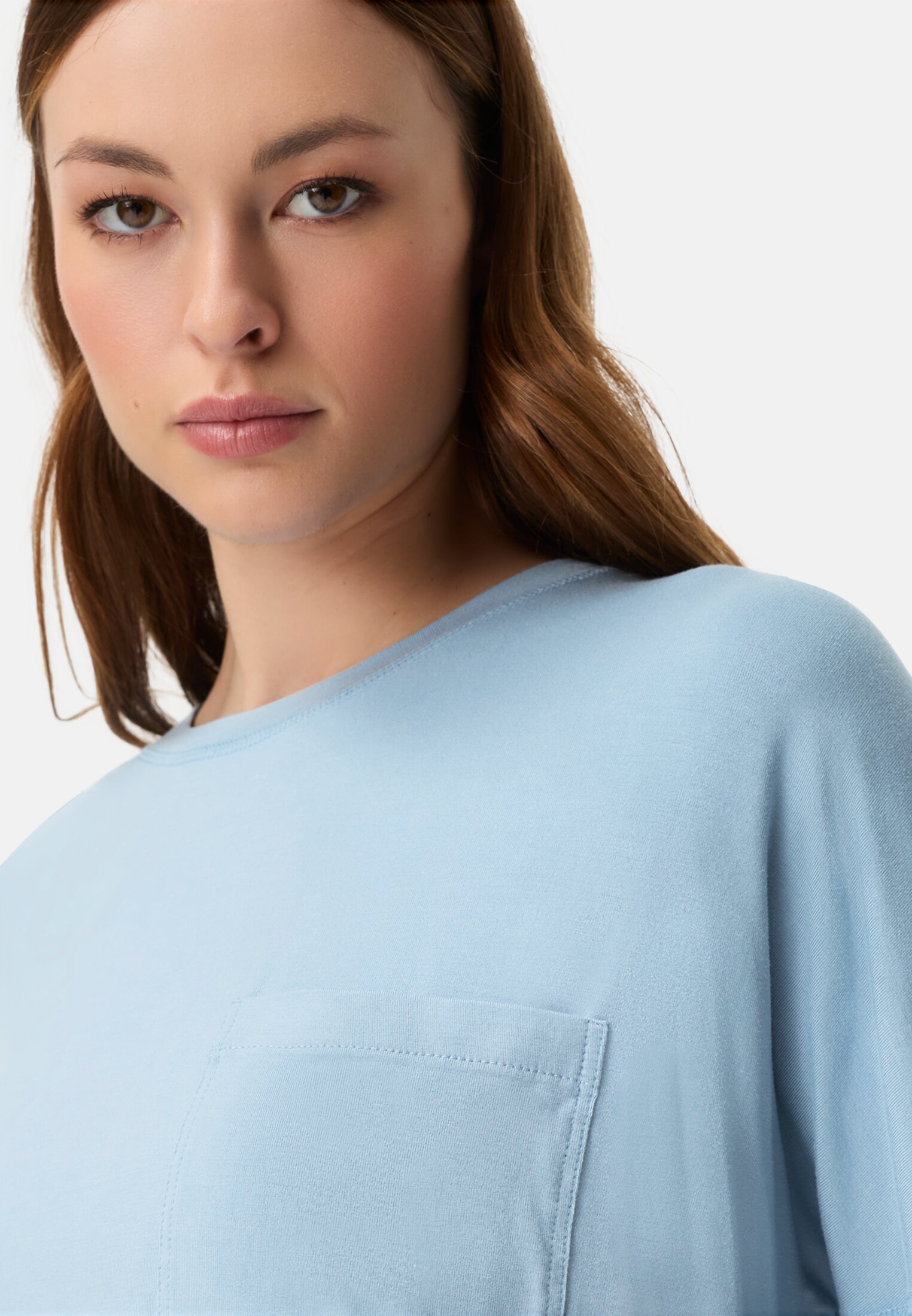 Damen T-Shirt mit 3/4-Ärmeln Hellblau getragen detailliert nah