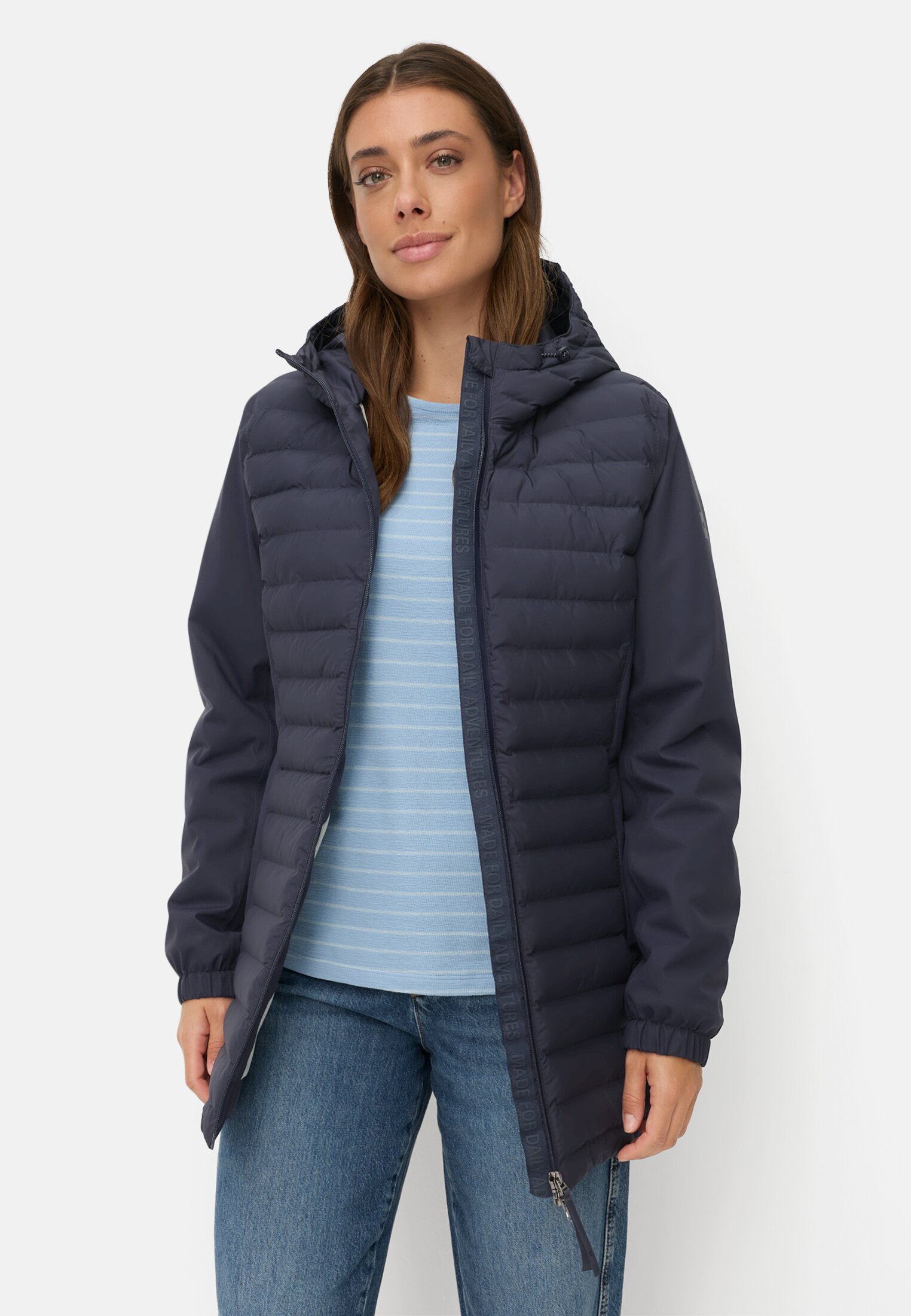 Damen teXXXactive® Funktionsjacke aus atmungsaktiven Material Navyblau getragen vorn