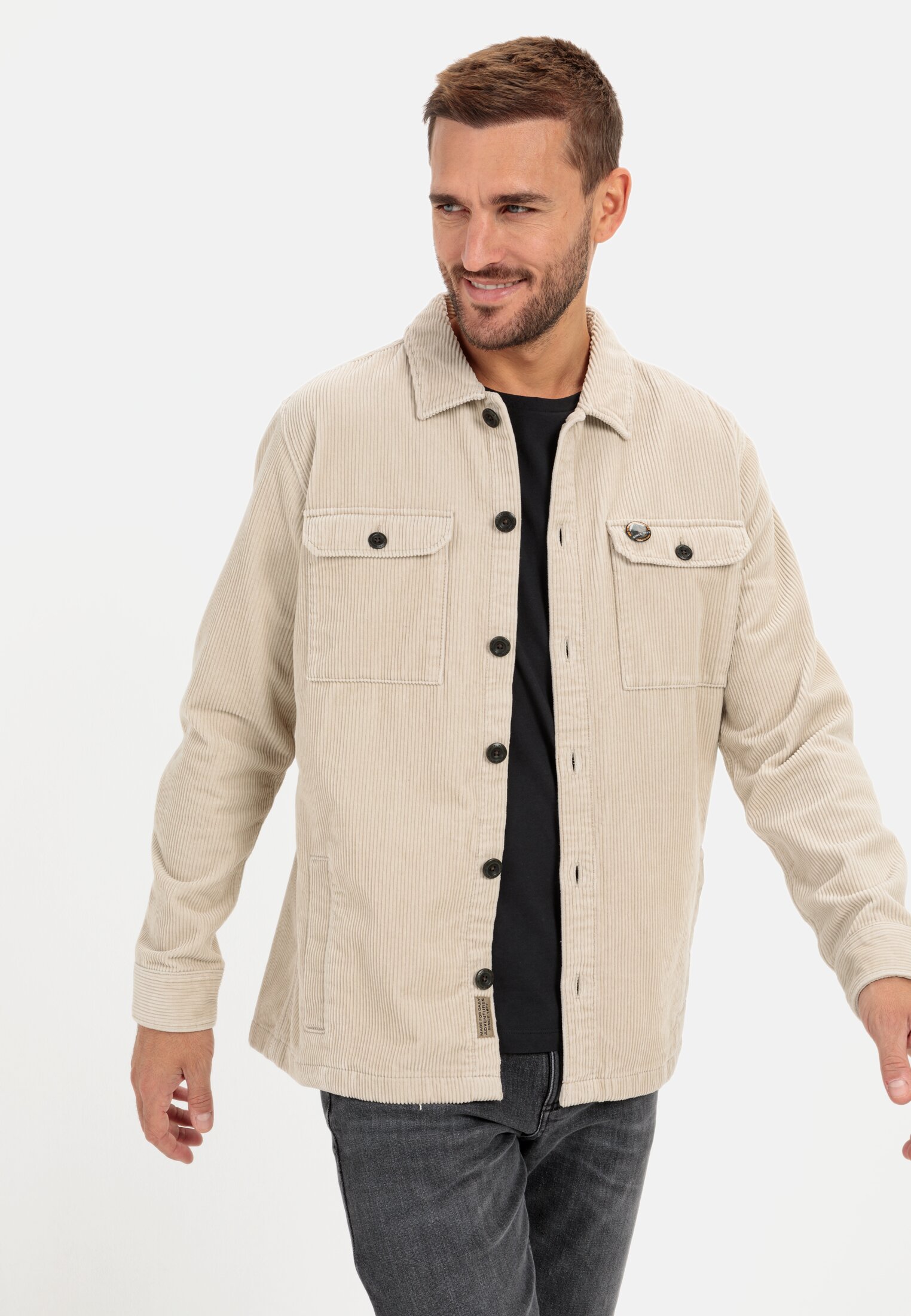 MI_409334-2S44-03_M4-00 Herren Cord Overshirt aus reiner Baumwolle Beige getragen emotional