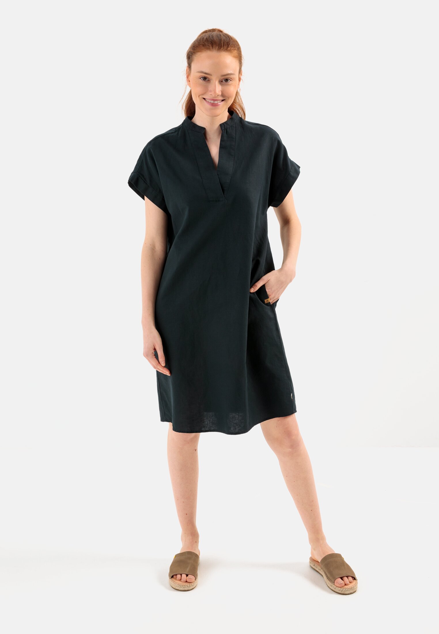 Damen Schlupfkleid aus einem Leinenmix Schwarz getragen vorn