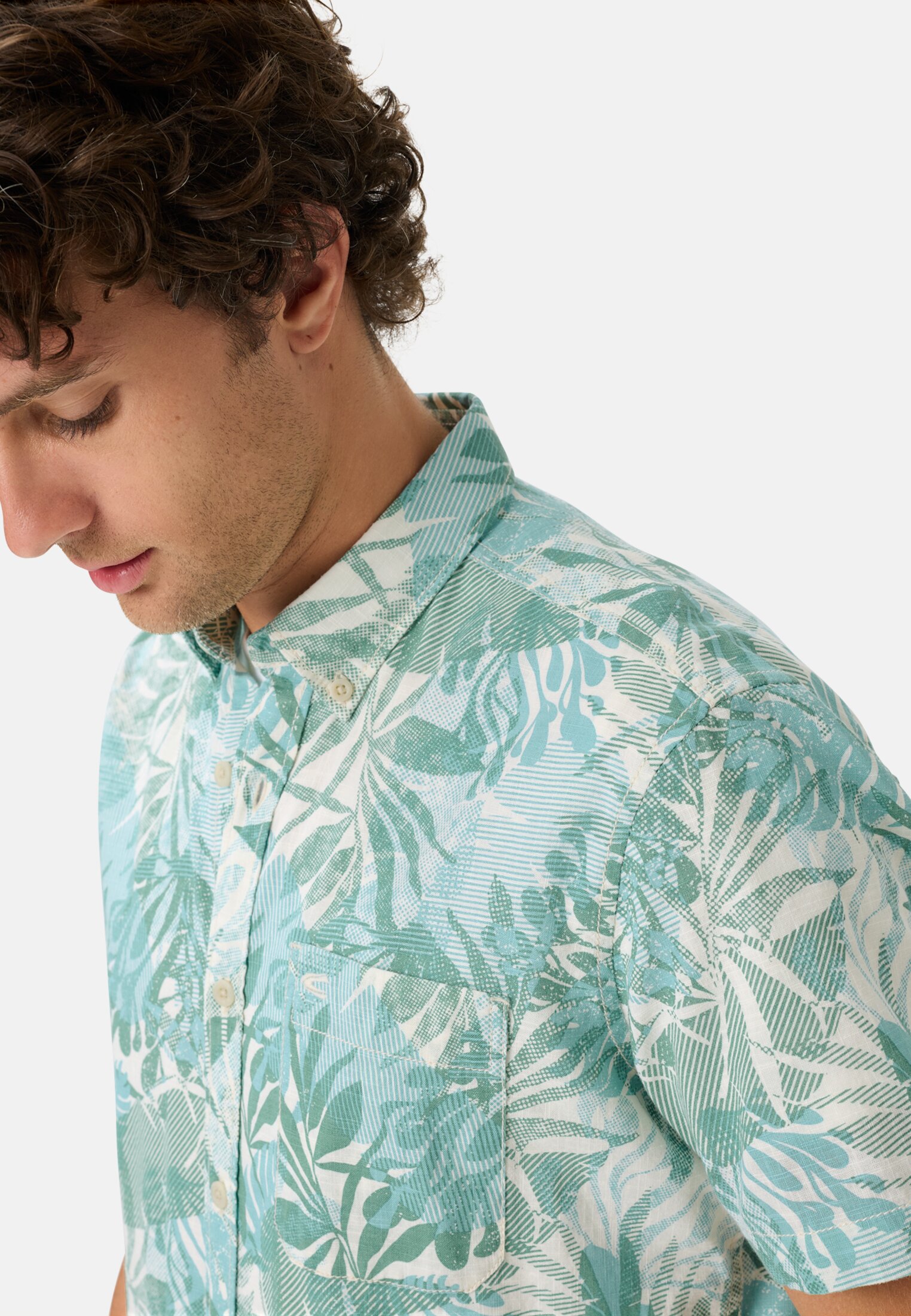 Heren Korte mouwen shirt van puur katoen Lagunengroen gedragen detail dichtbij