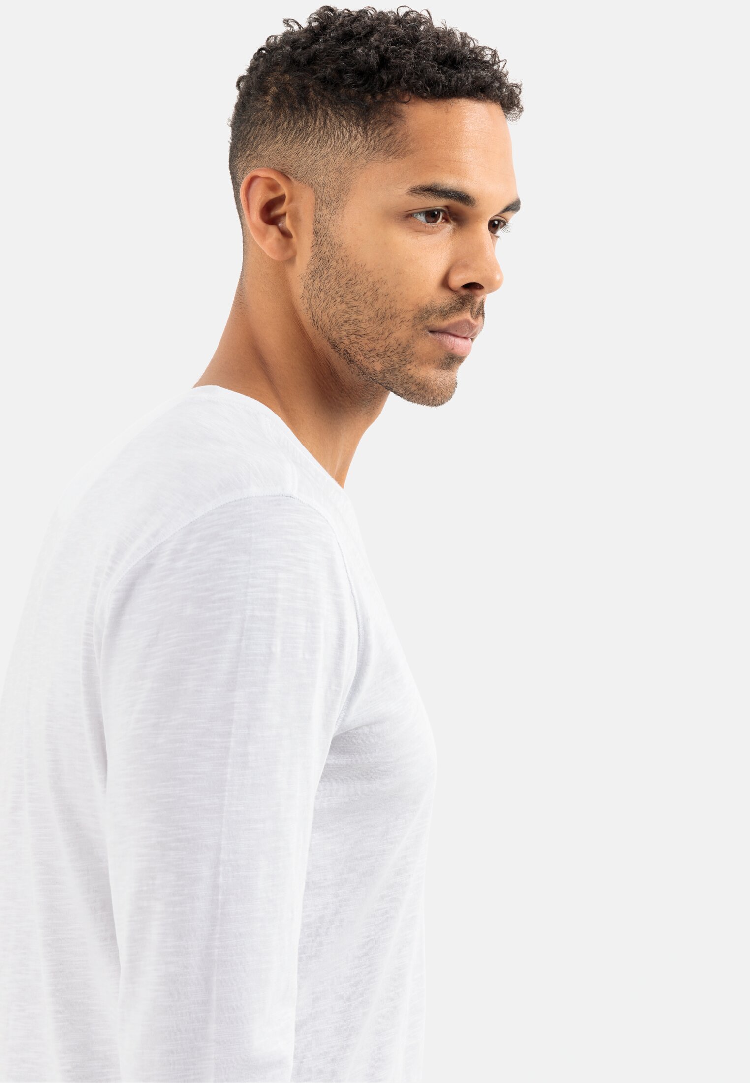 Men Lightweight long-sleeved shirt with henley collar in pure organic cotton White worn detail close