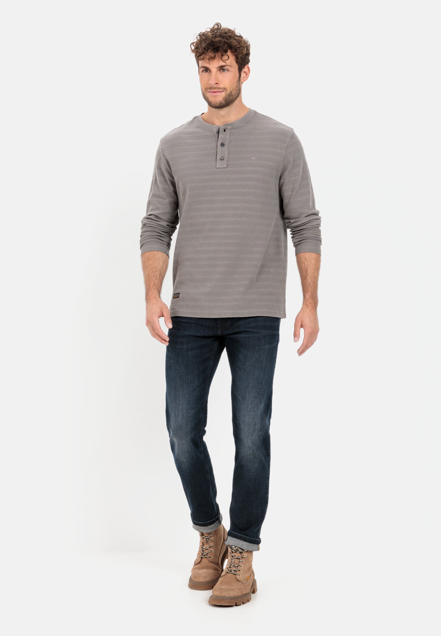 Herren Langarm Henleyshirt aus reiner Baumwolle Grau getragen vorne Ganzkörper