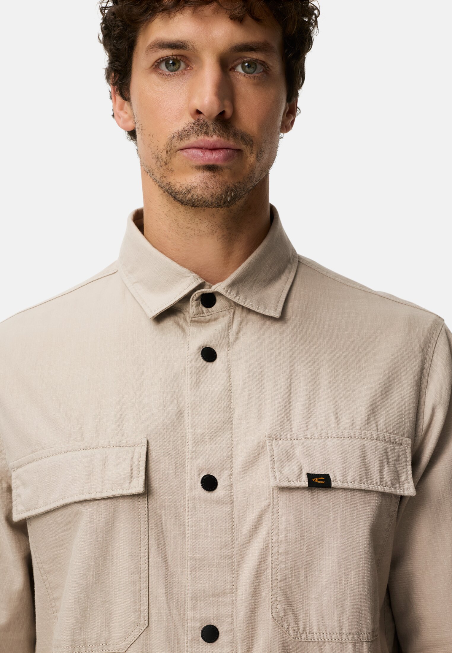 Heren Overshirt met zakken Beige gedragen detail dichtbij  