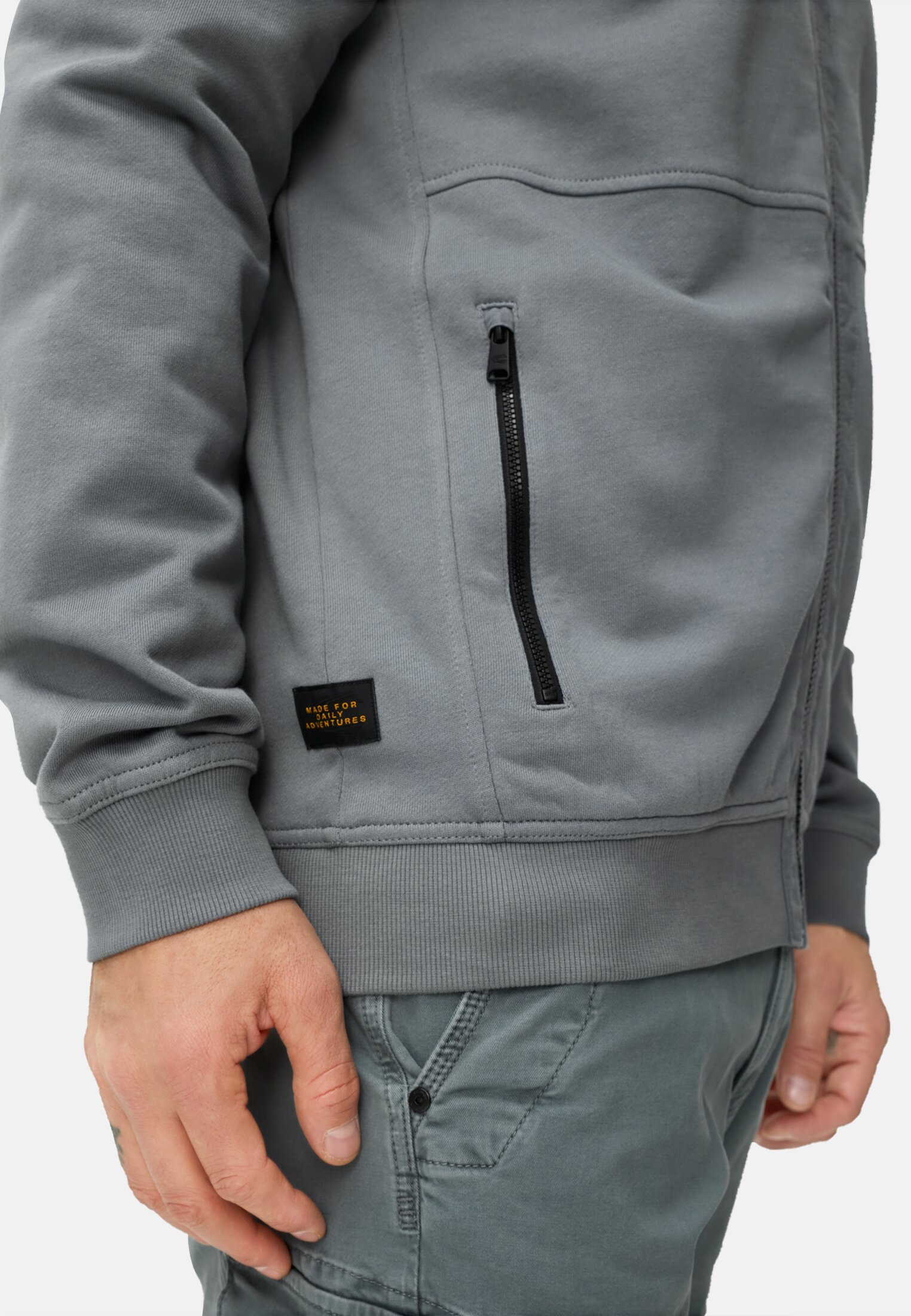 Herren Sweatjacke mit Taschen Blau getragen detailliert nah