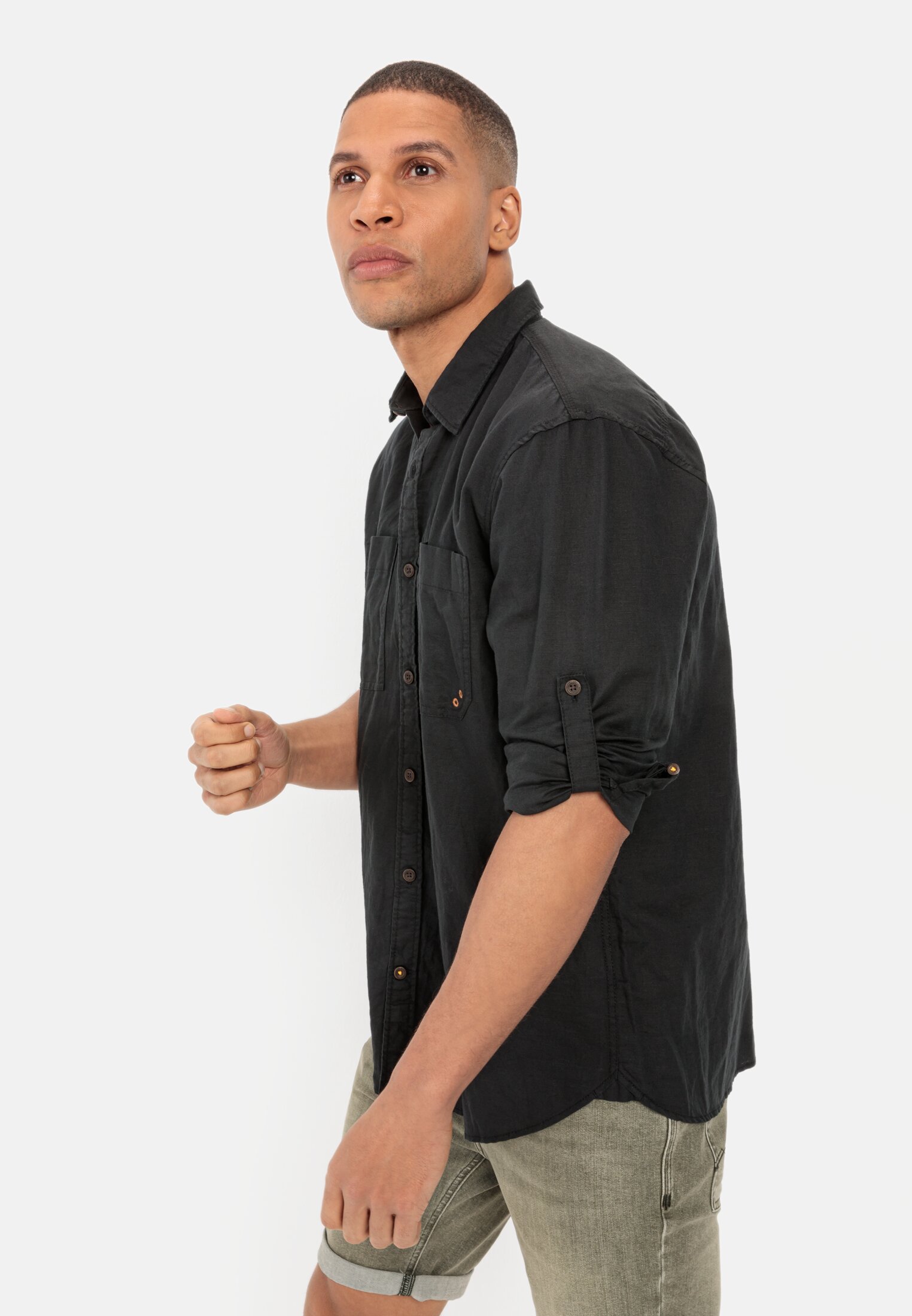Men Long-sleeved shirt in a lightweight linen blend Black worn emotional