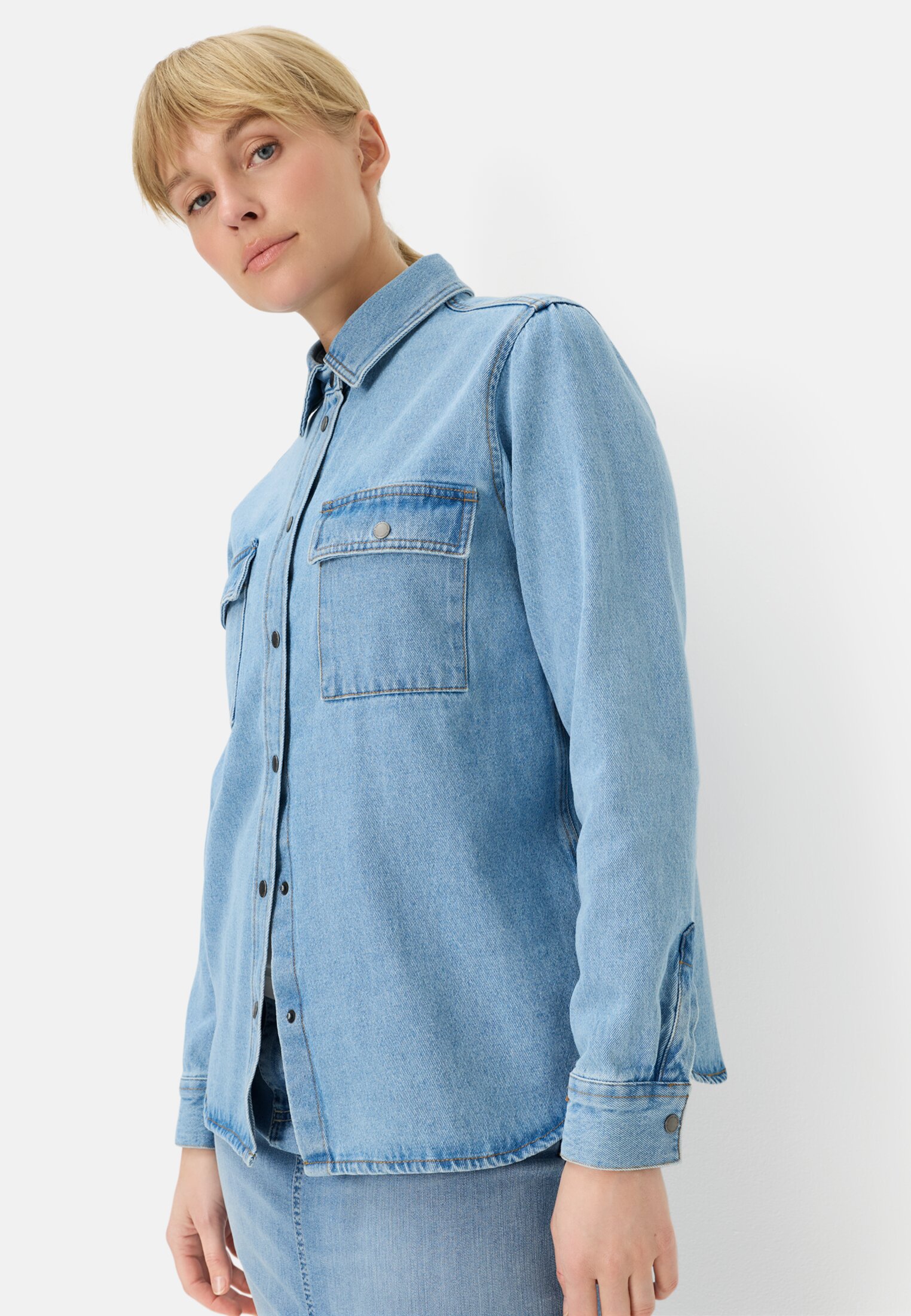 Damen Jeansbluse mit Knopfleiste Dunkelblau getragen emotional