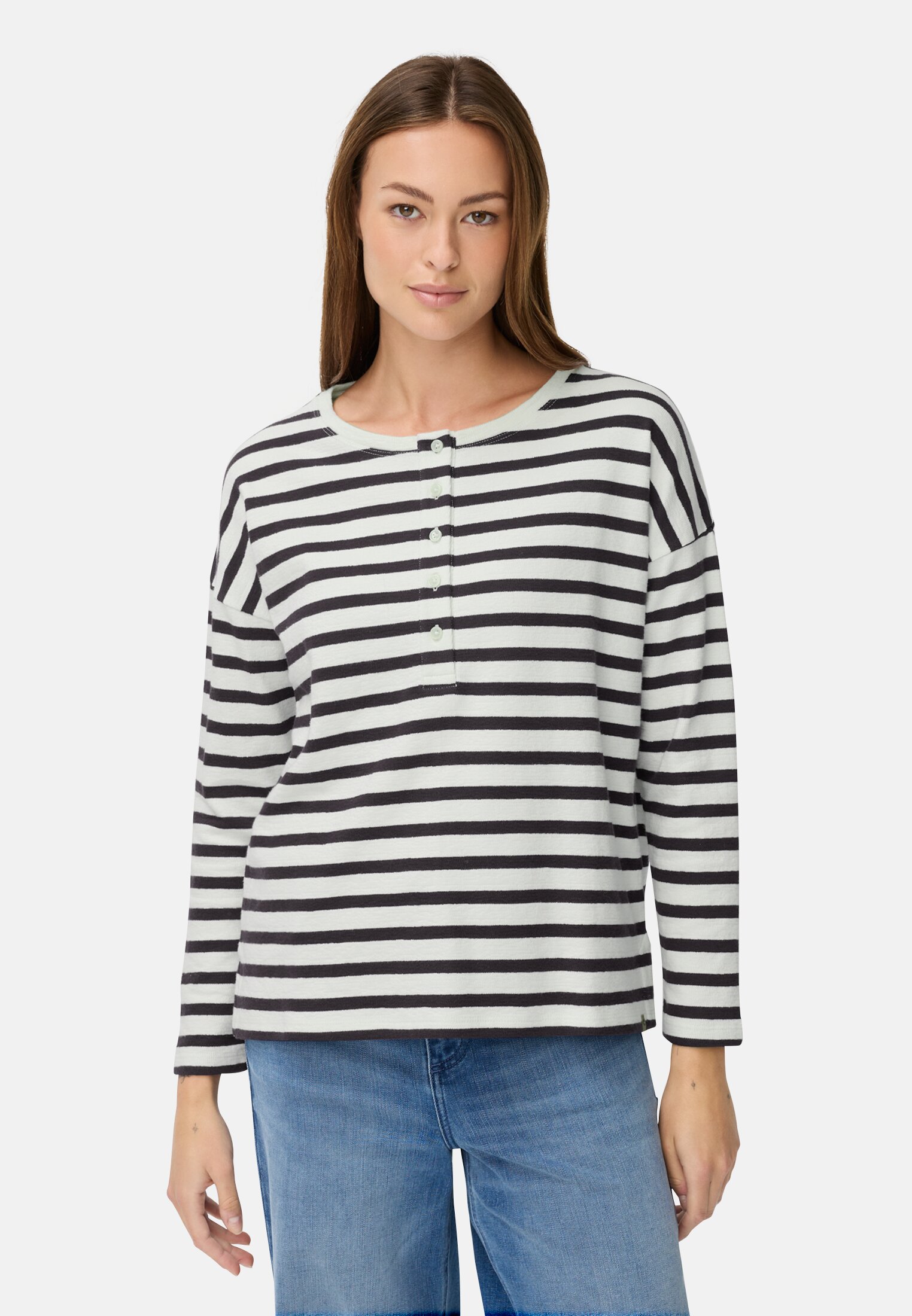 Damen Langarmshirt mit Knopfverschluss Blau gestreift getragen vorn