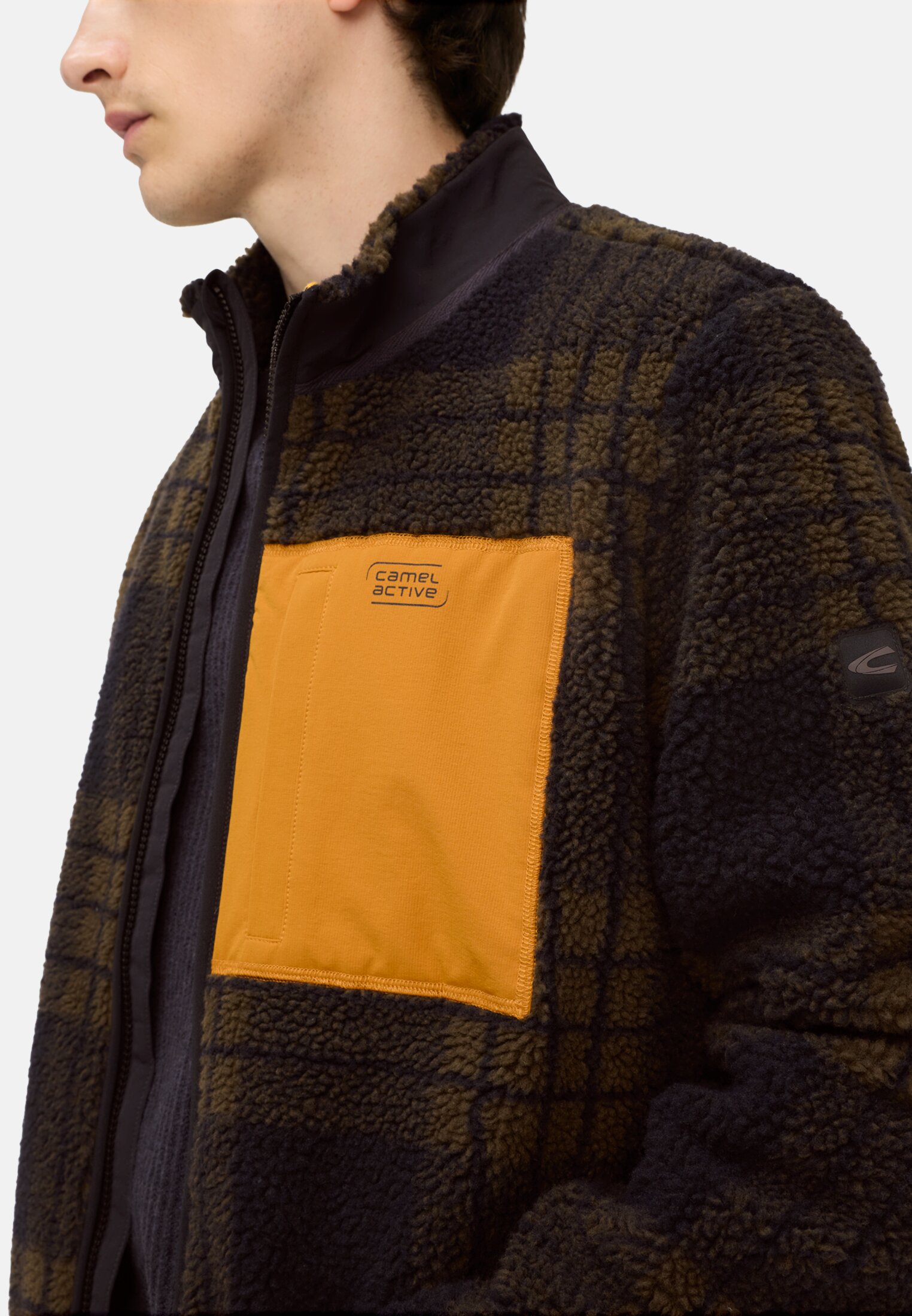 Herren Sweatjacke mit Taschen Dunkelbraun getragen detailliert nah