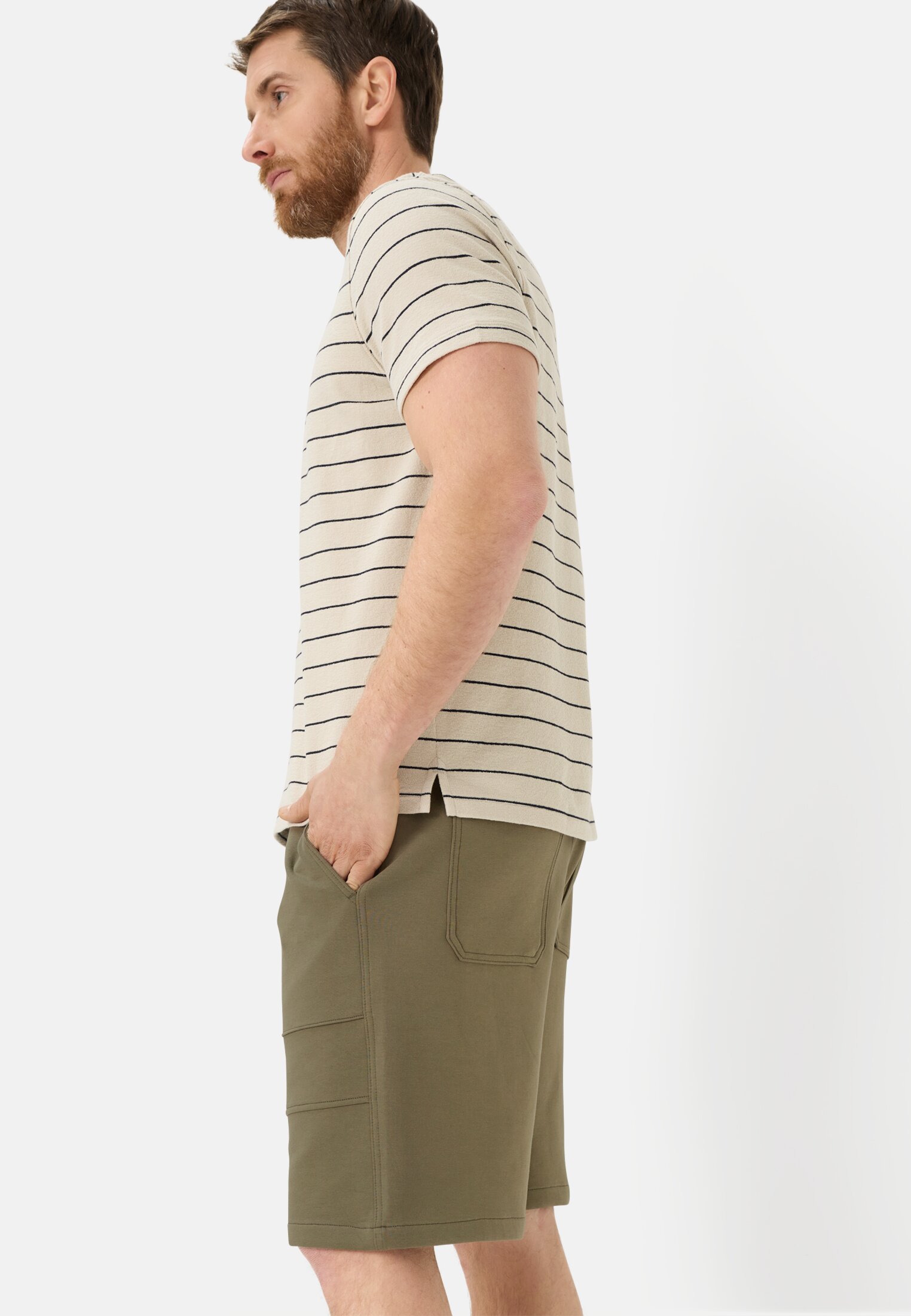 Men fleXXXactive® Bermuda shorts with drawstring Olive Green worn emotional