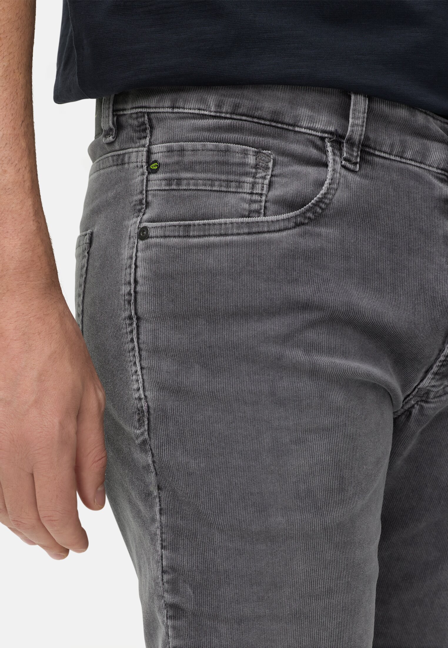 Heren Slim Fit 5-pocket broek Steengrijs gedragen detail dichtbij  