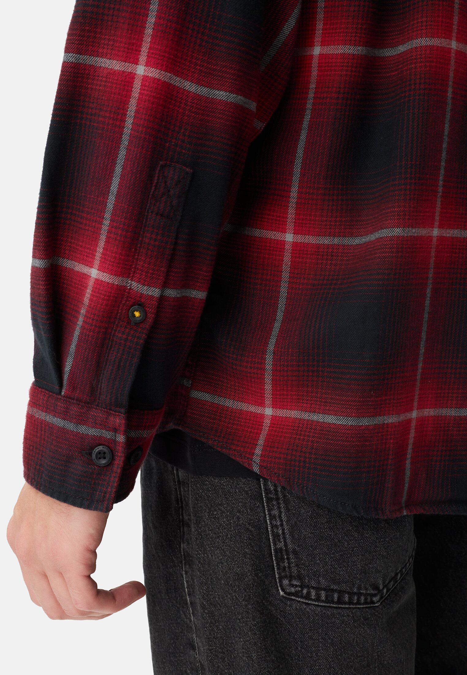 Herren fleXXXactive® Langarmhemd aus leichtem Flanell Rot Schwarz getragen detailliert nah