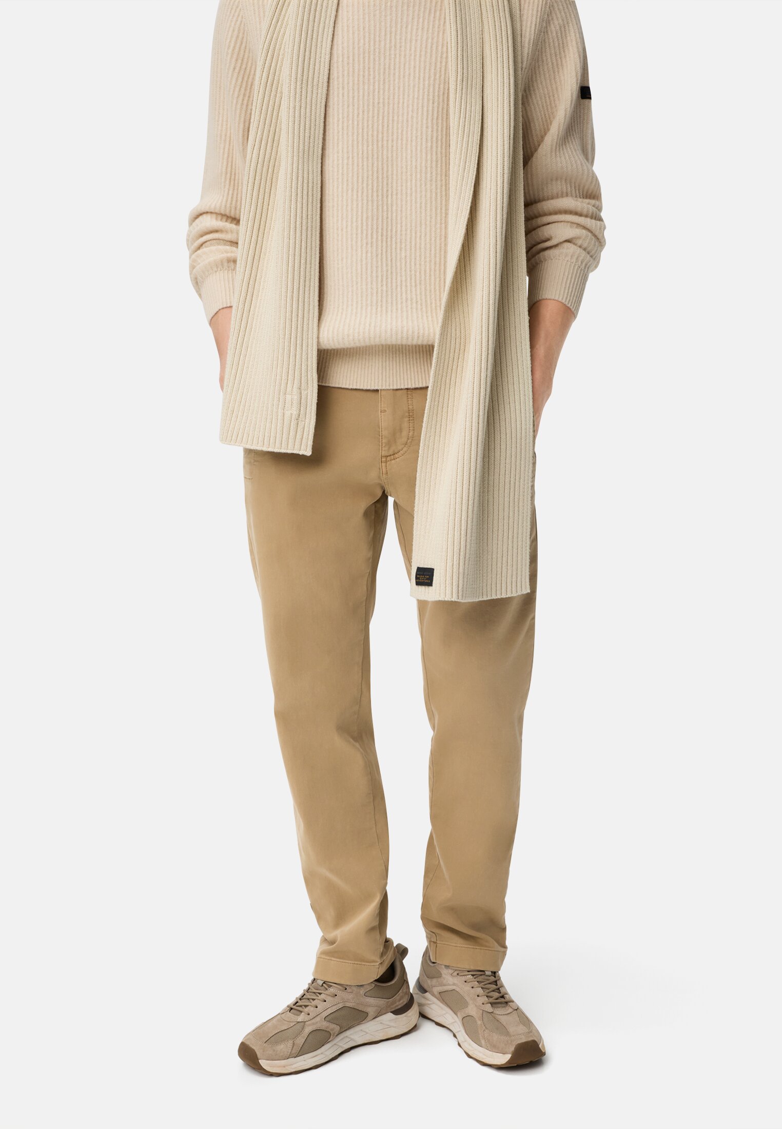 Heren fleXXXactive® chino regular fit gemaakt van katoenmix Beige gedragen emotional 