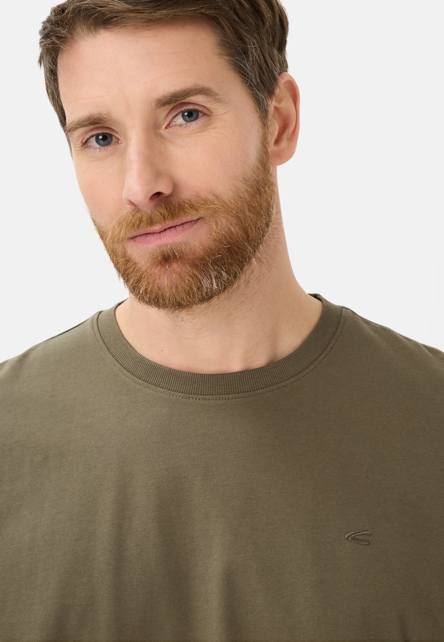 Heren T-shirt van puur katoen Olijfgroen gedragen detail dichtbij