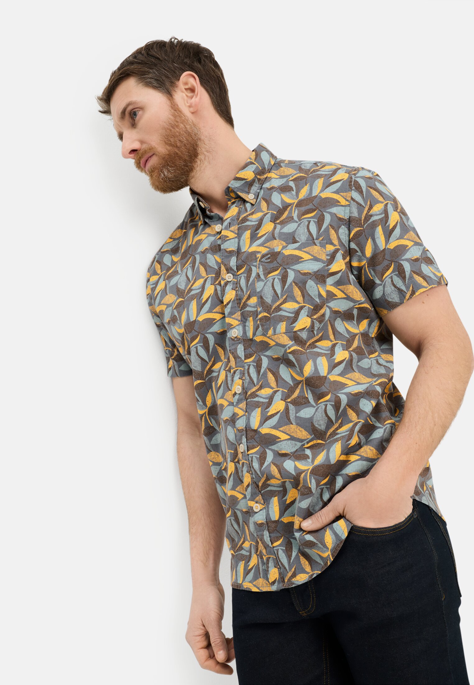 Herren Kurzarmhemd aus reiner Baumwolle Sonnengelb getragen emotional