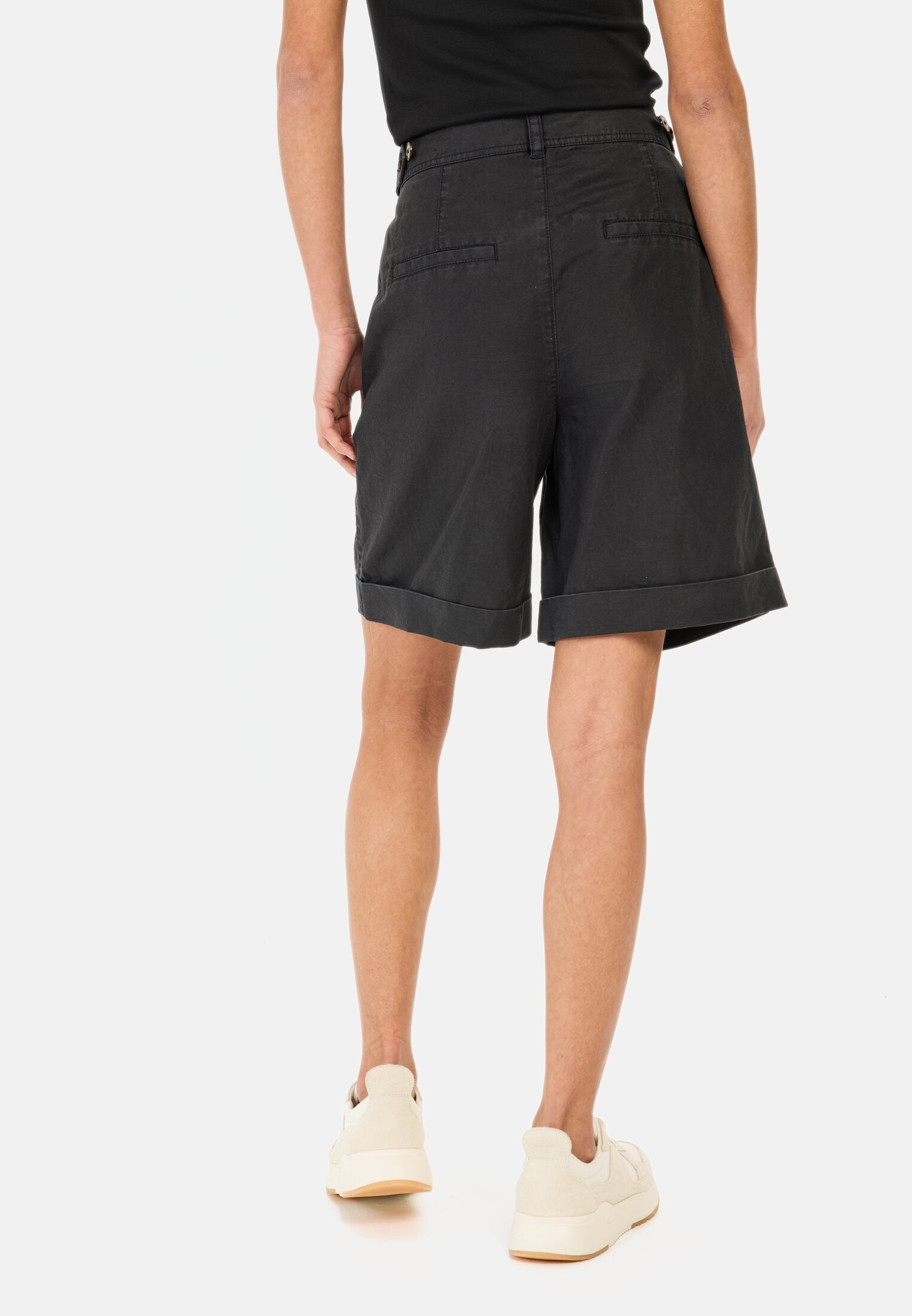 Vrouwen Short van linnenmix Zwart gedragen achter