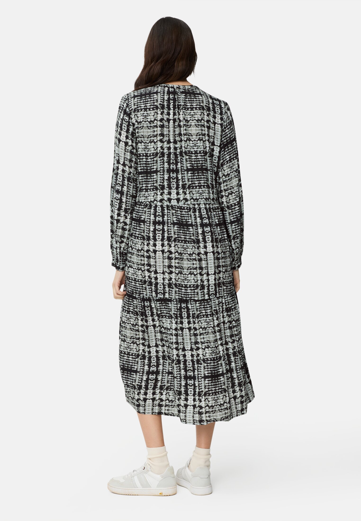 Women Long-sleeved dress made of pure viscose Caviar AOP worn back