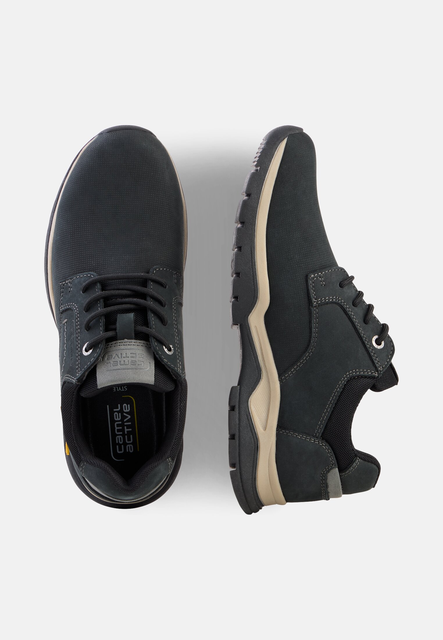 Herren Sneaker mit Grip Sohle Schwarz frontal oben