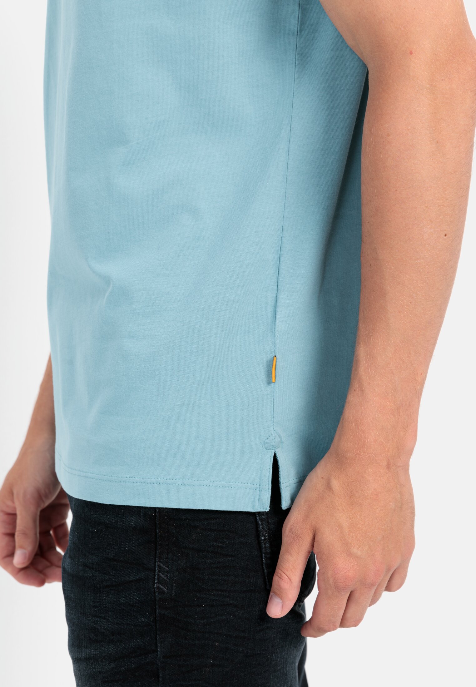 Herren Henley Shirt mit kurzem Arm aus reiner Baumwolle Blau getragen detailliert nah