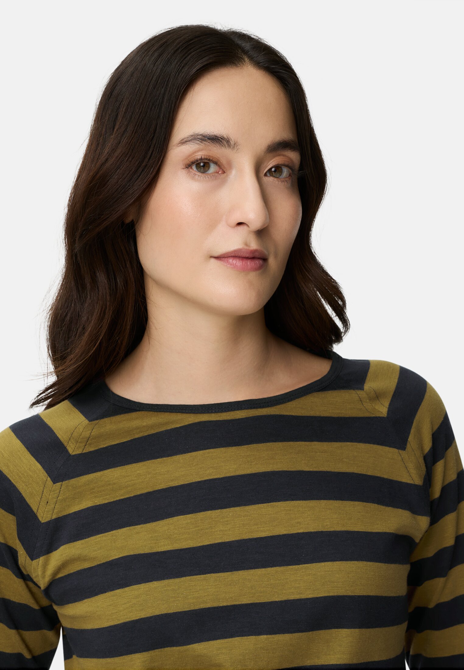 Damen Gestreiftes Langarmshirt mit Raglanärmeln Oliv getragen detailliert nah